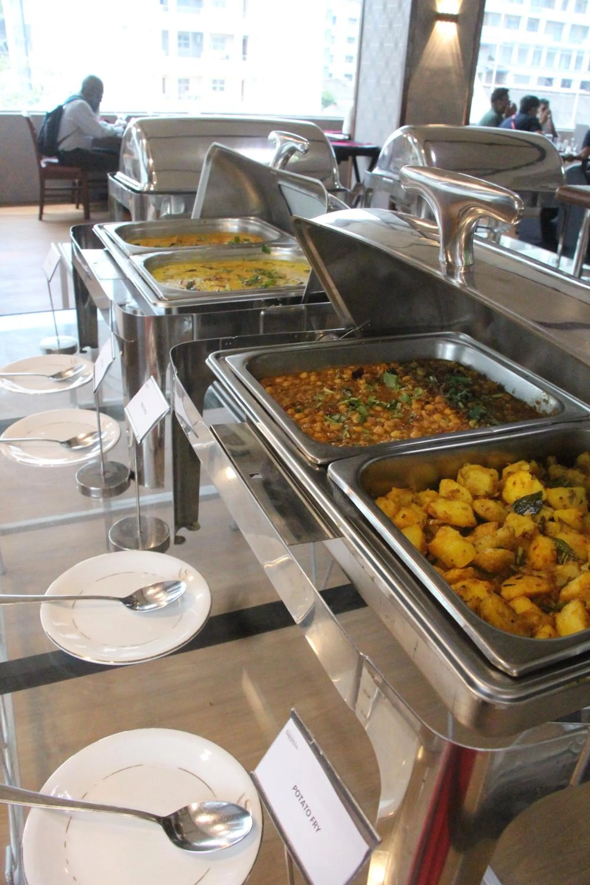 Restaurant/places to eat in Hotel Sapphire