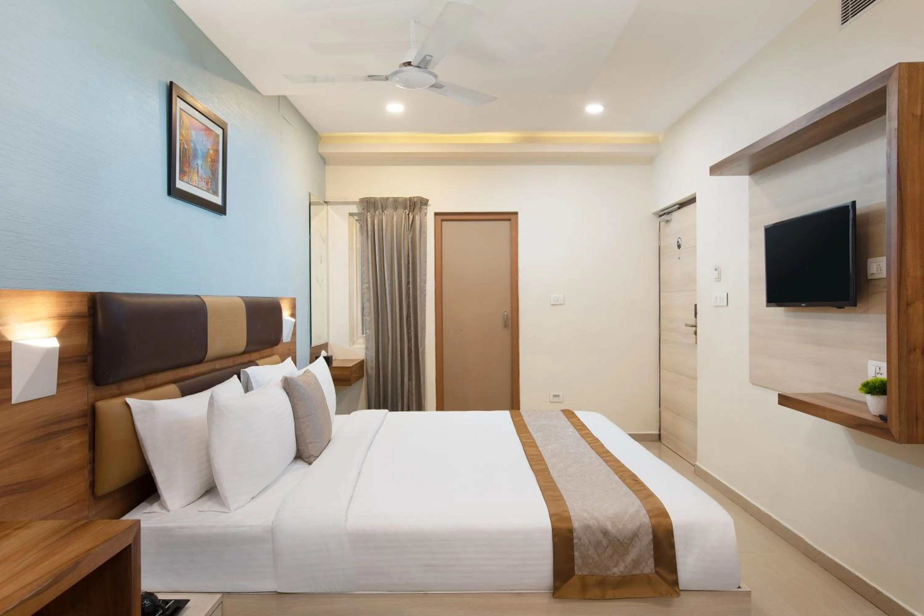 Communal lounge/ TV room, Bed in Grande Inn Trichy