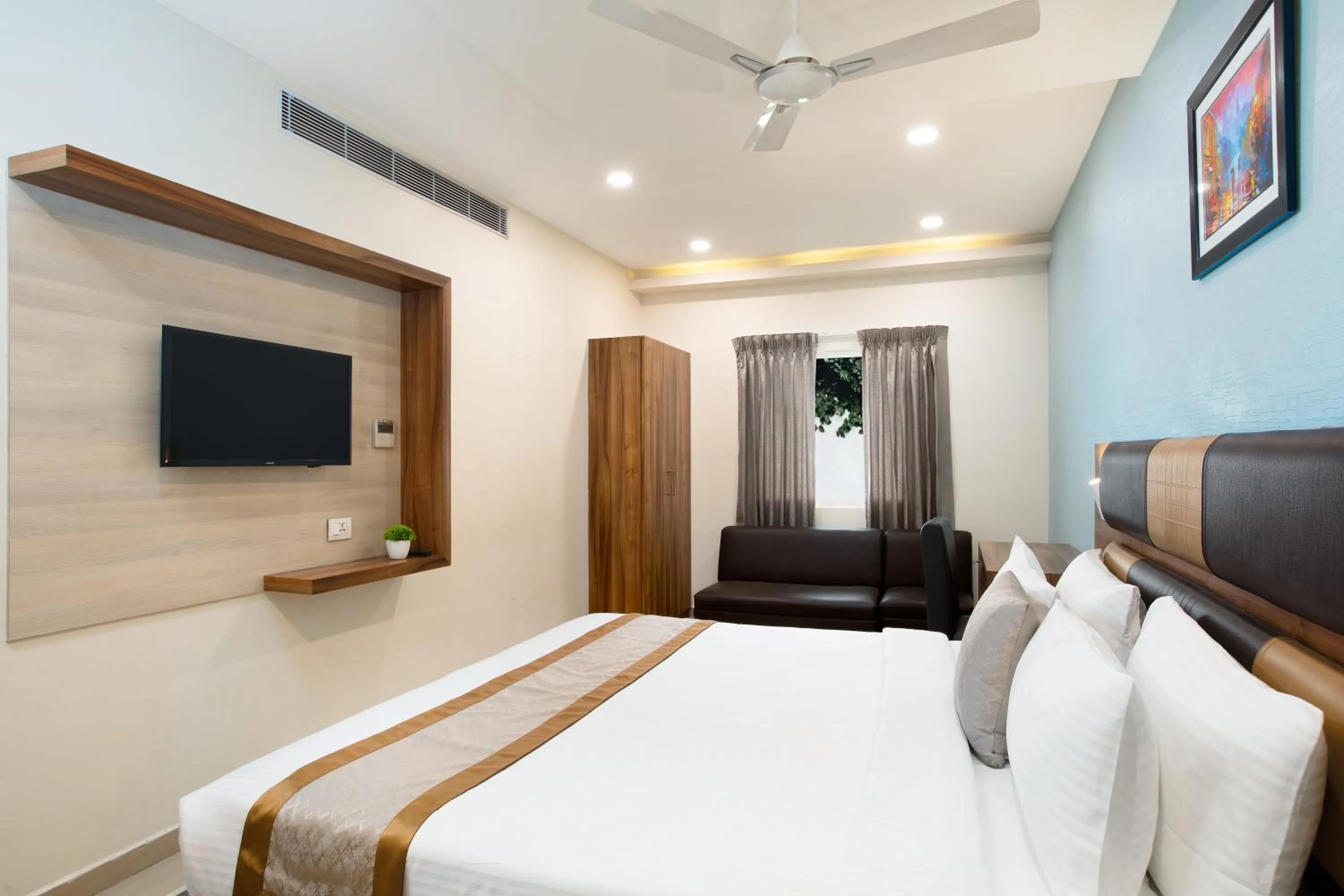 Communal lounge/ TV room, Bed in Grande Inn Trichy