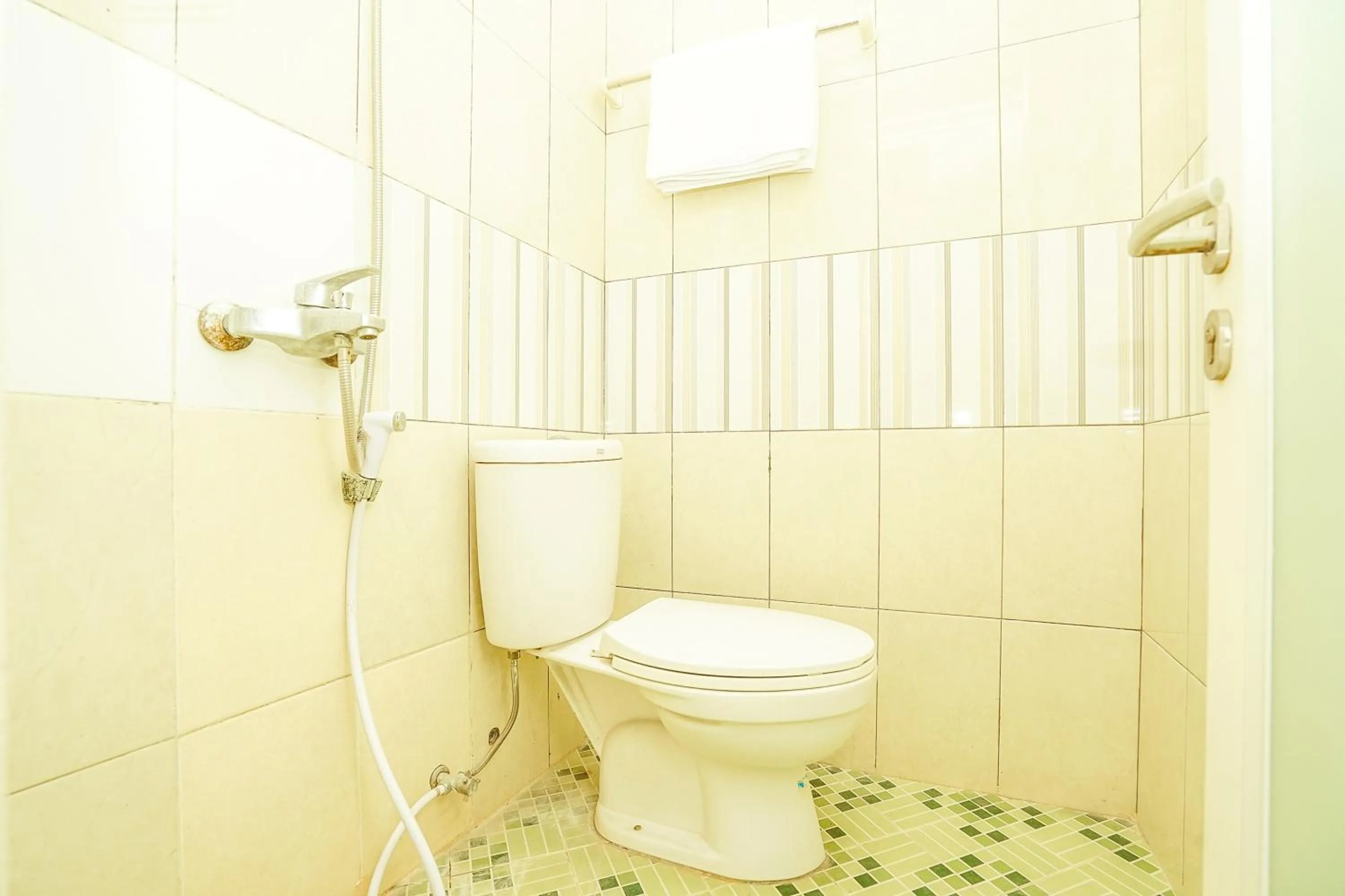 Toilet in Ardhya Guesthouse Syariah by ecommerceloka