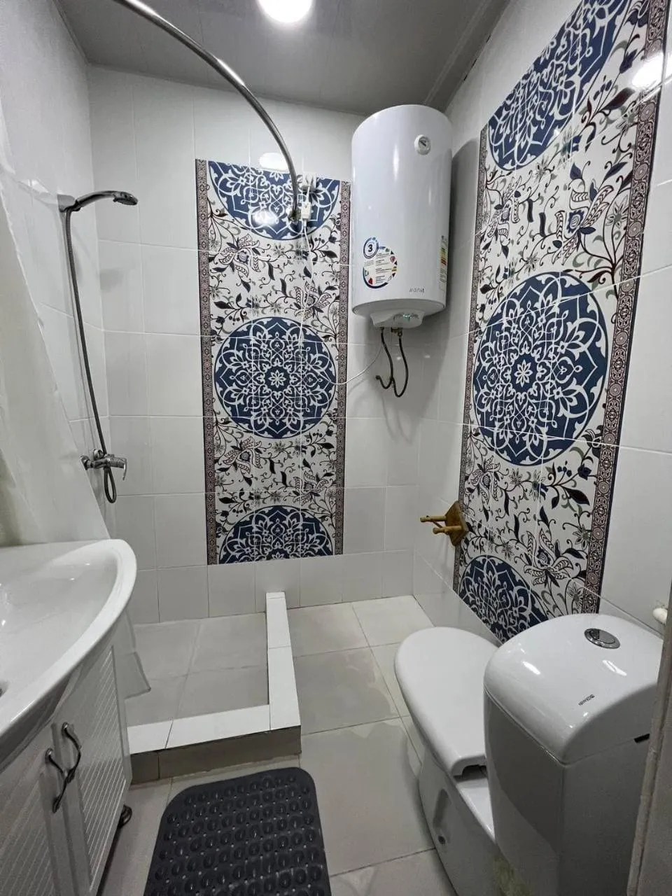 Shower in Hotel Legende