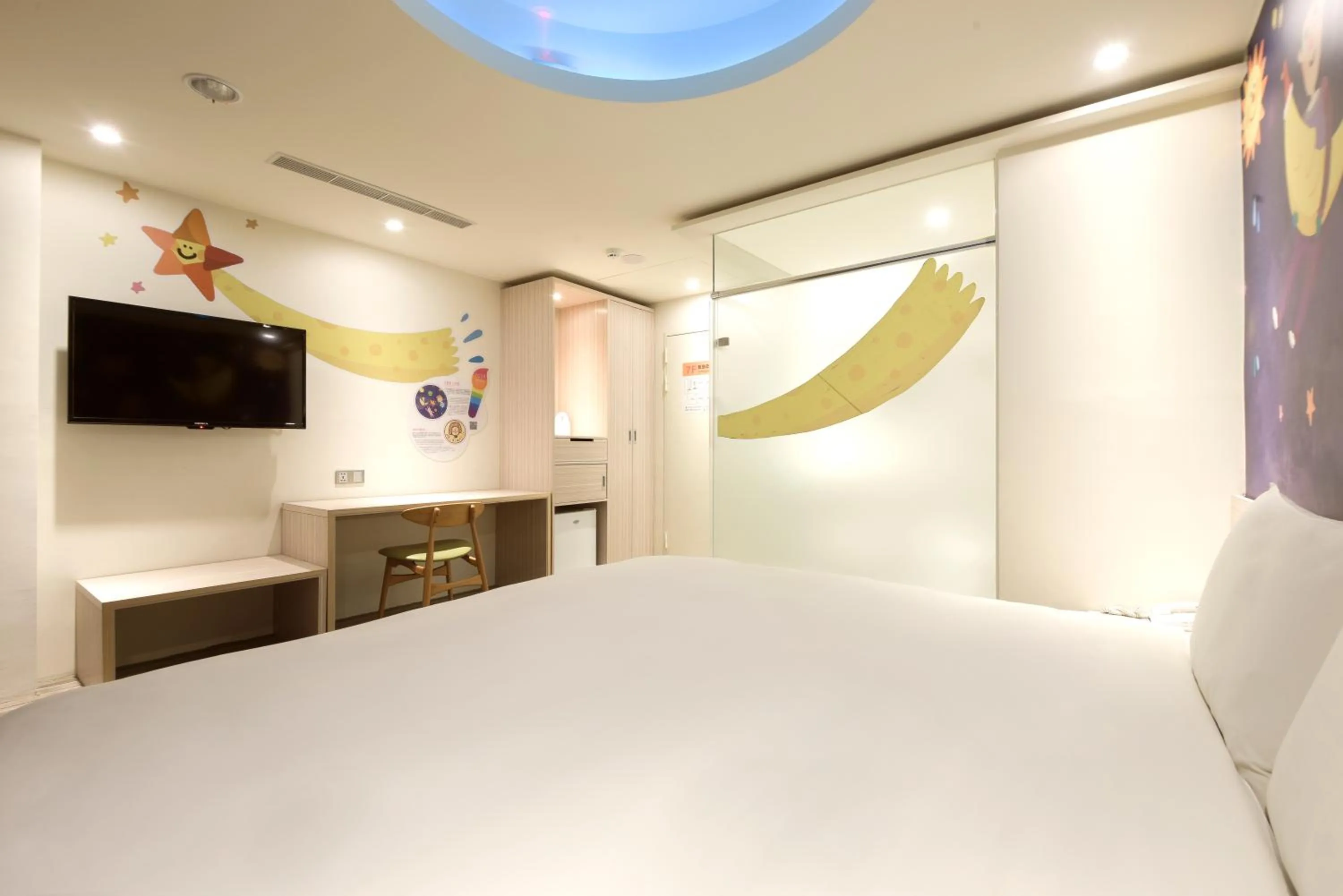 Bedroom, Bed in Whoops Hotel