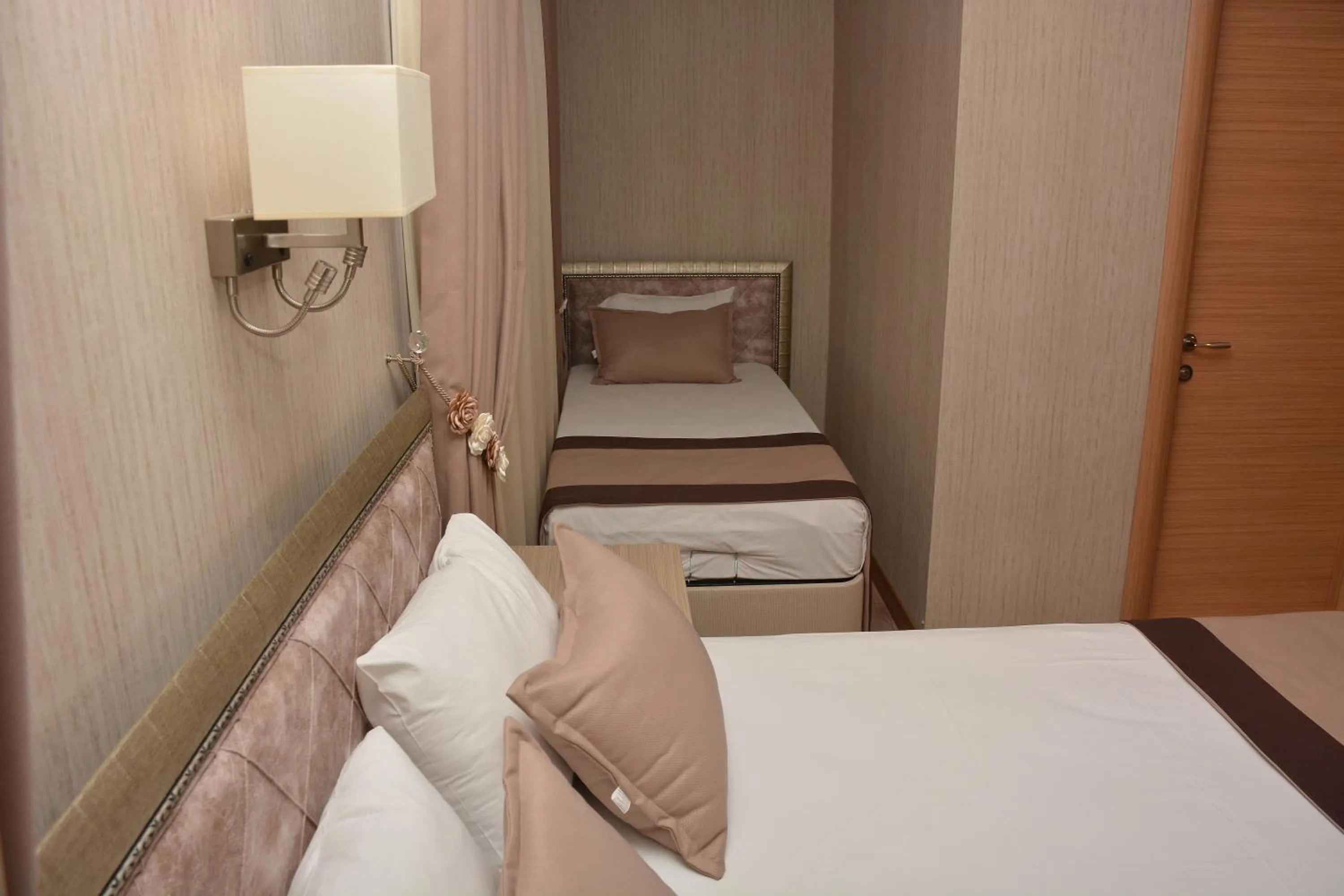 Bed in Othello Hotel