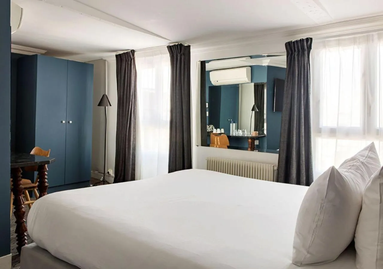 Bedroom, Bed in Hotel Paradis