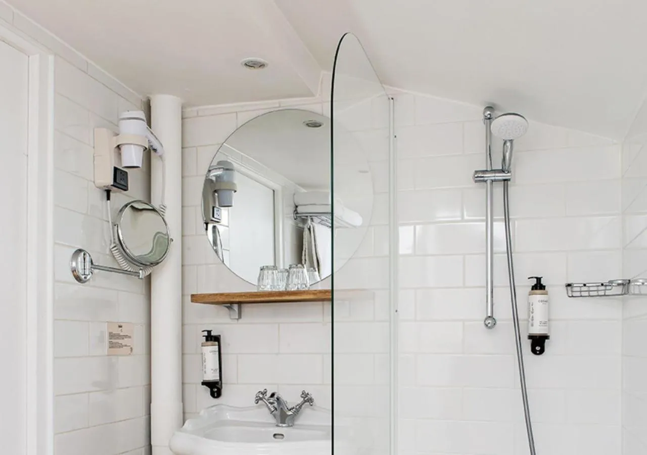 Bathroom in Hotel Paradis