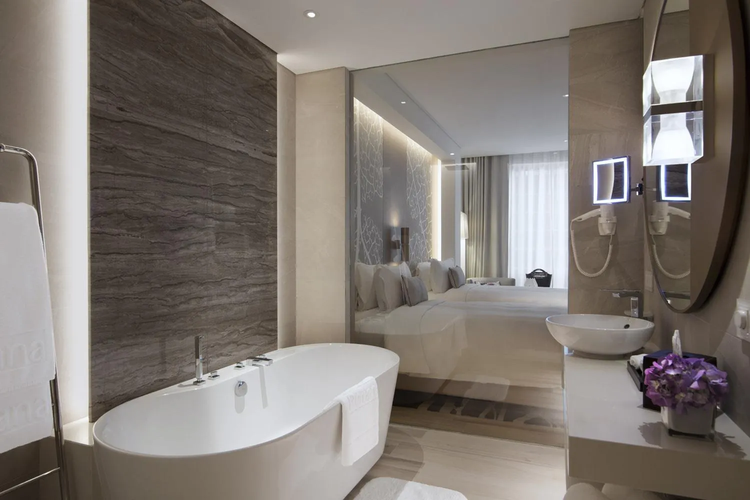 Bathroom, Bed in Al Bandar Rotana – Dubai Creek