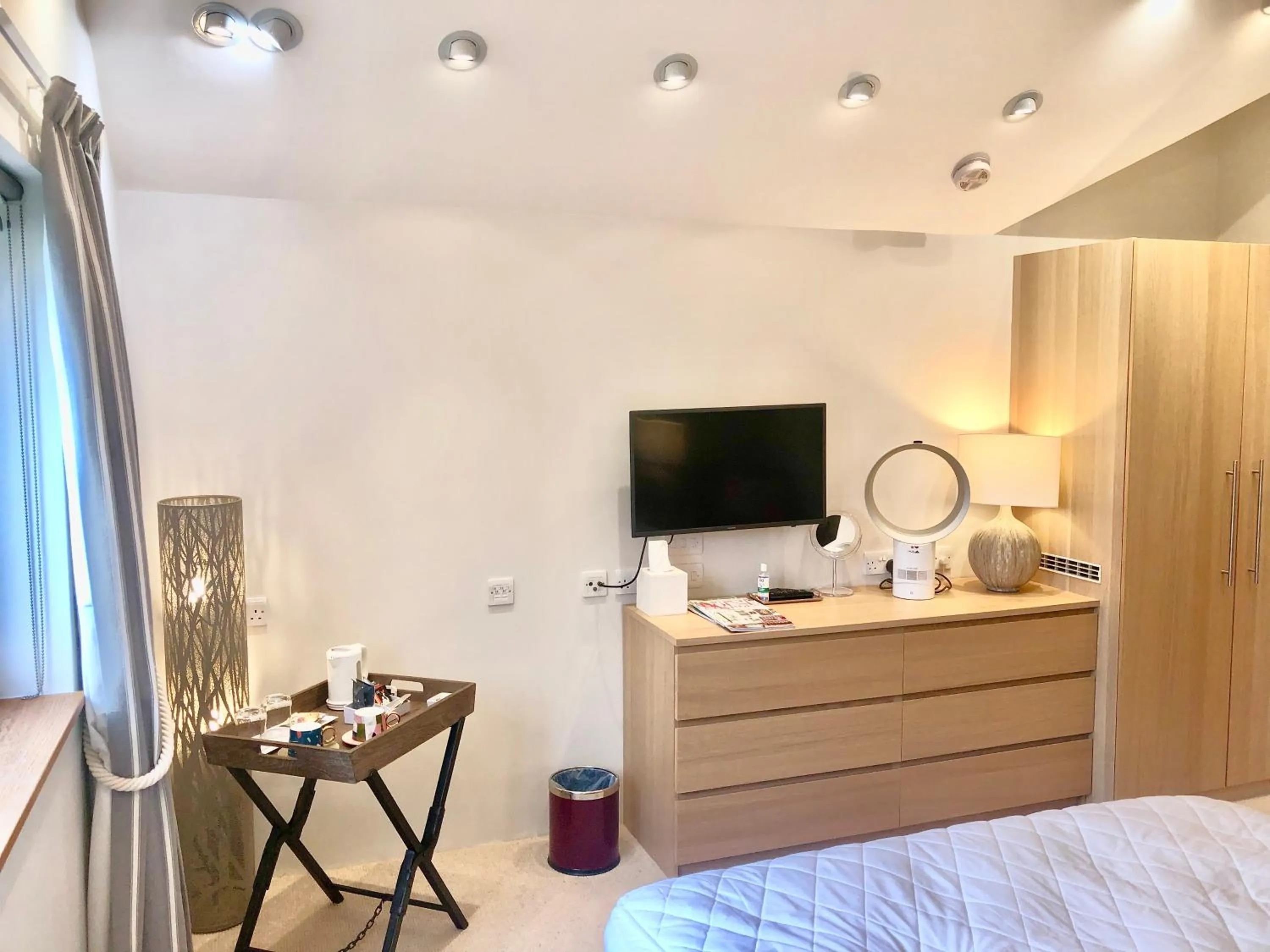 Bedroom, Bed in Laurels