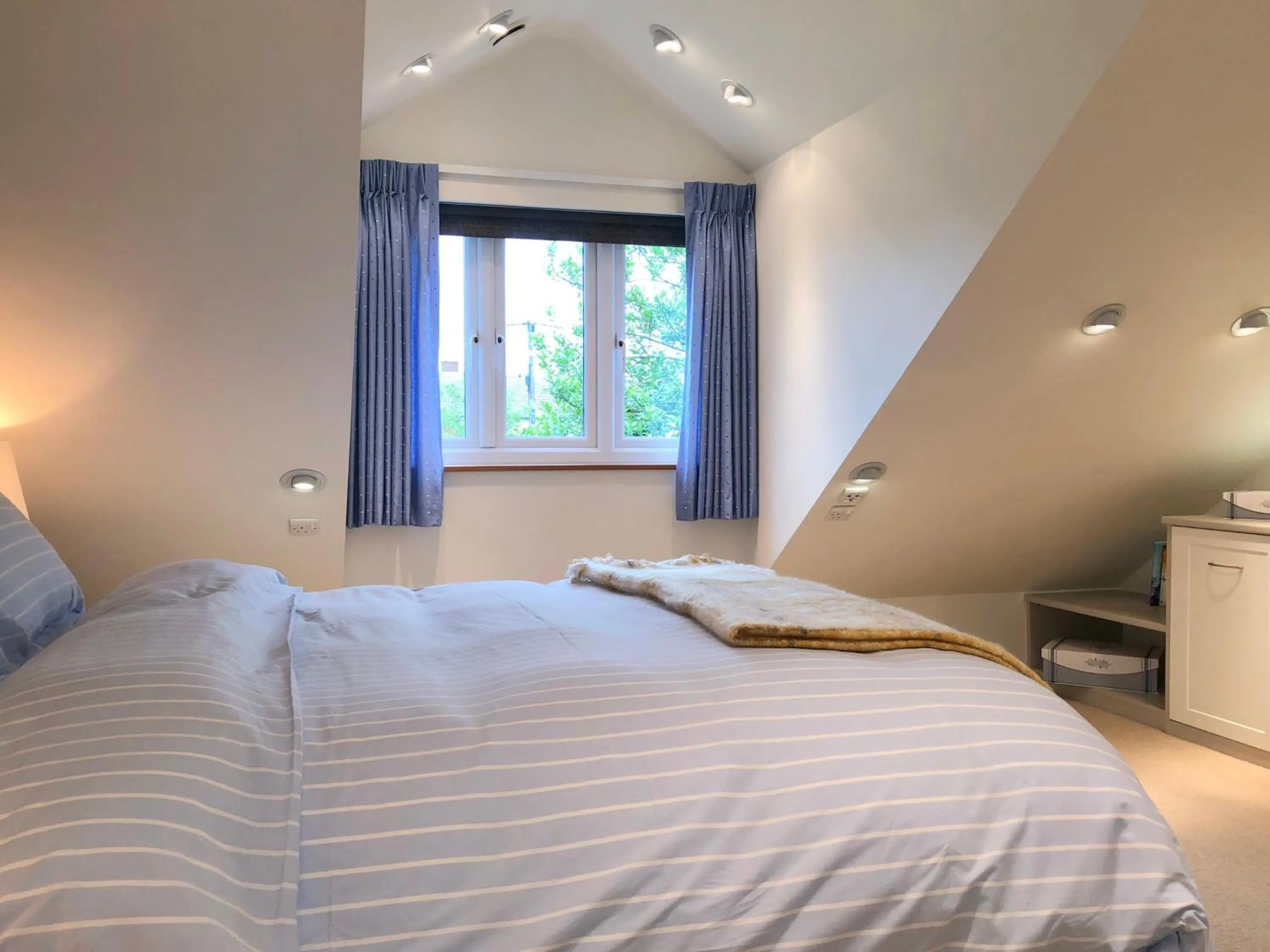 Bedroom, Bed in Laurels