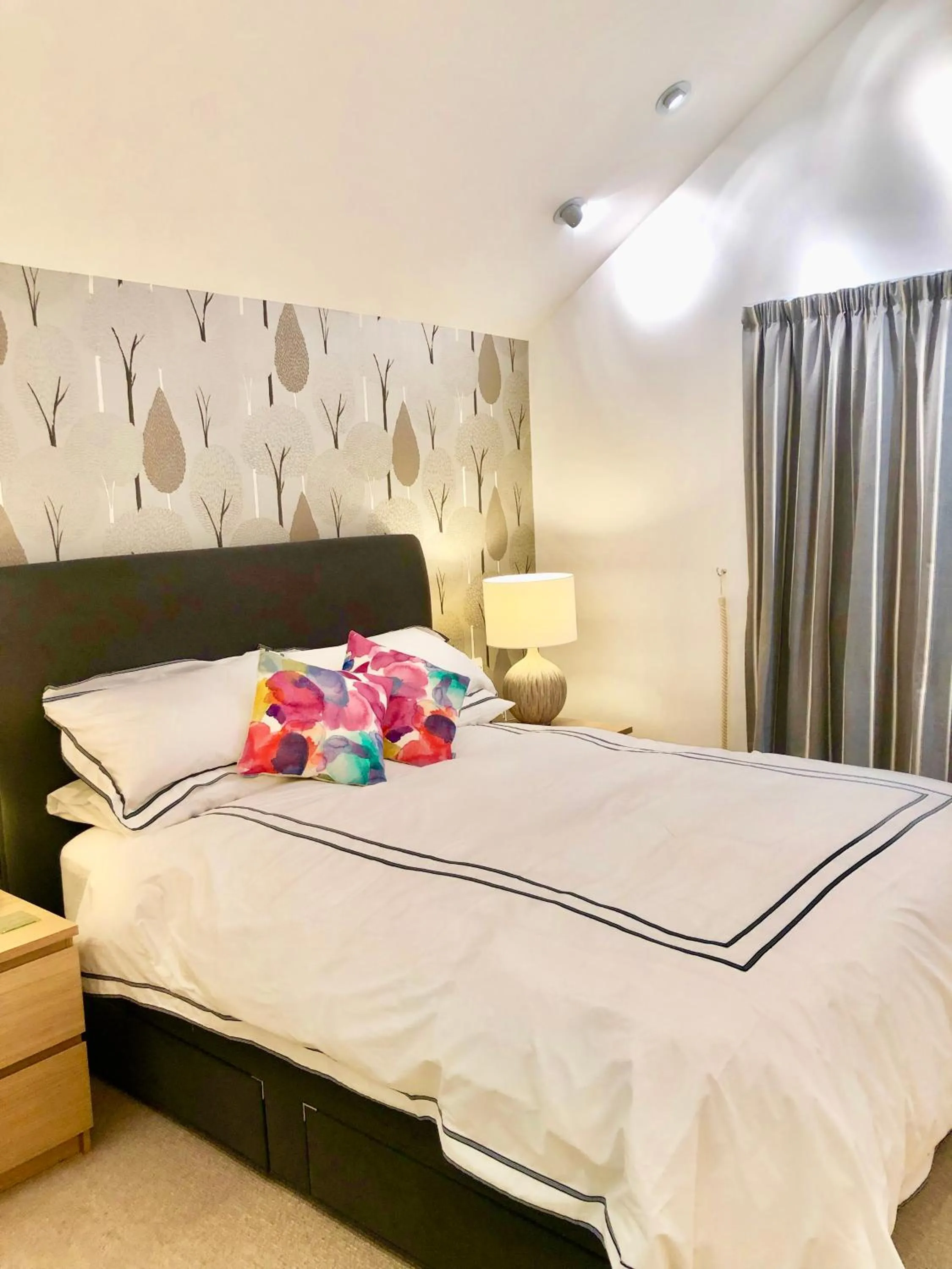 Bedroom, Bed in Laurels