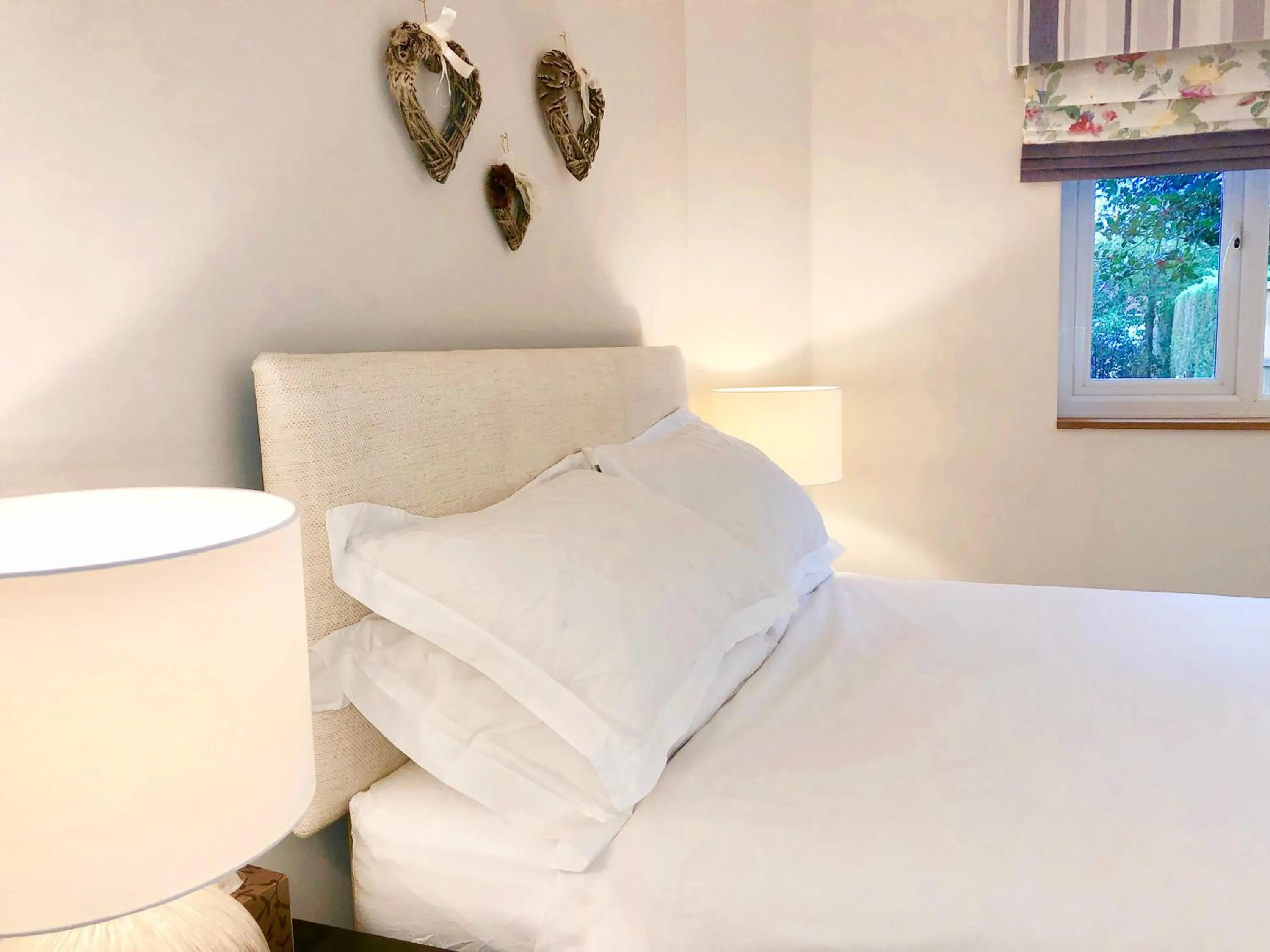 Bedroom, Bed in Laurels