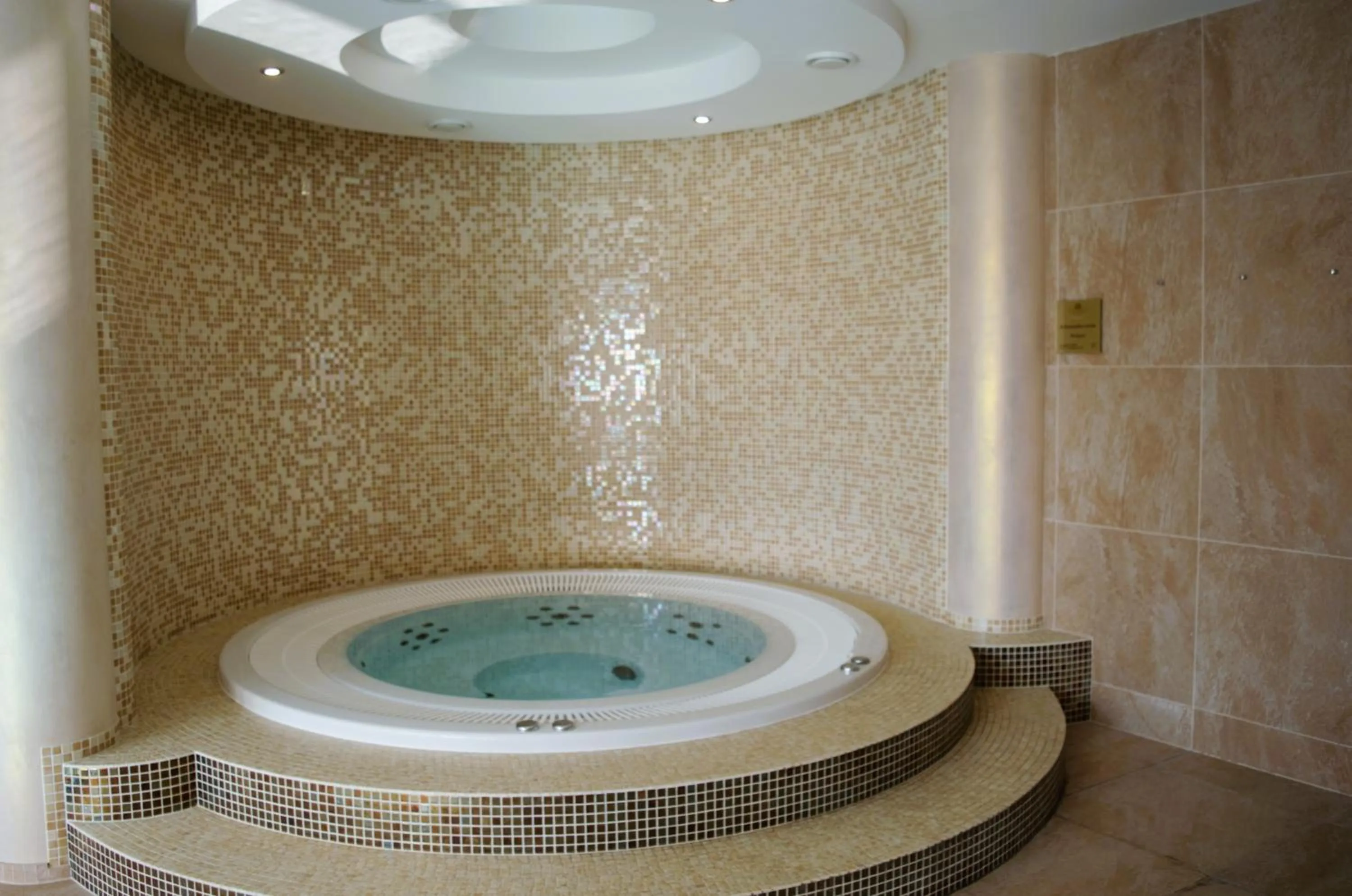 Hot Tub in Hotel Galanta