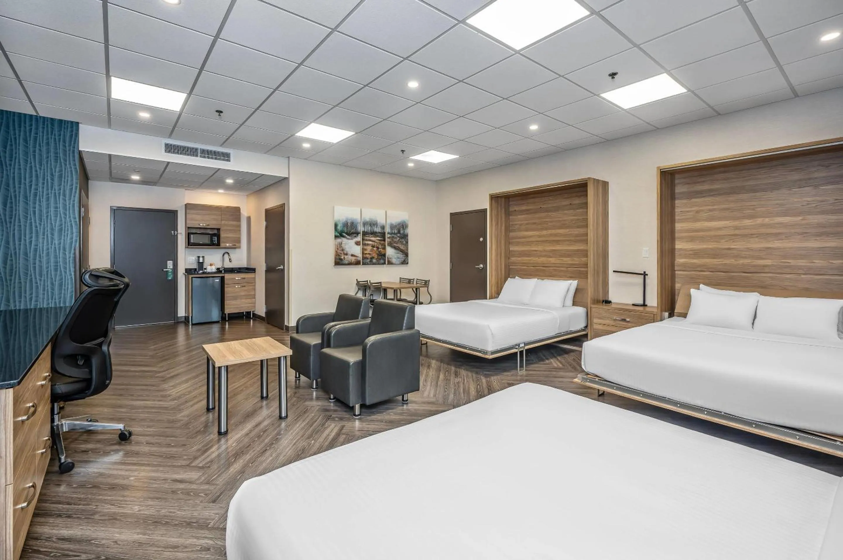 Photo of the whole room, Bed in Quality Suites