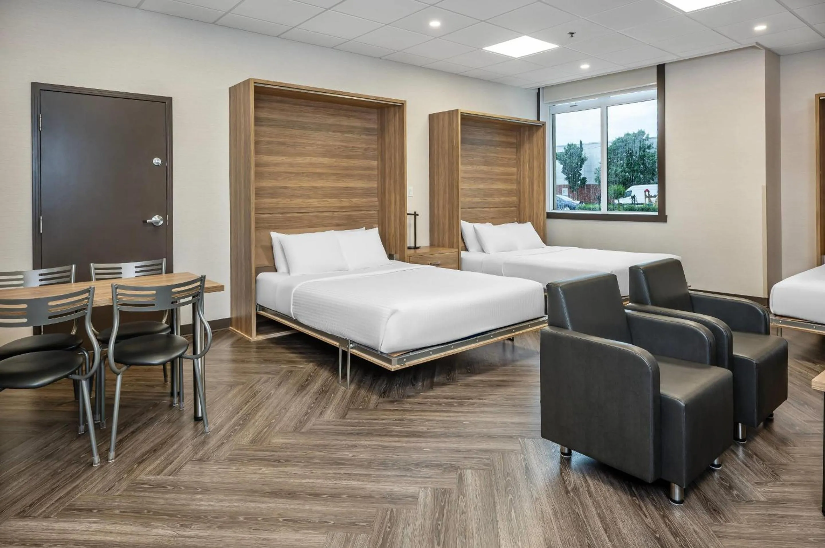 Photo of the whole room, Bed in Quality Suites