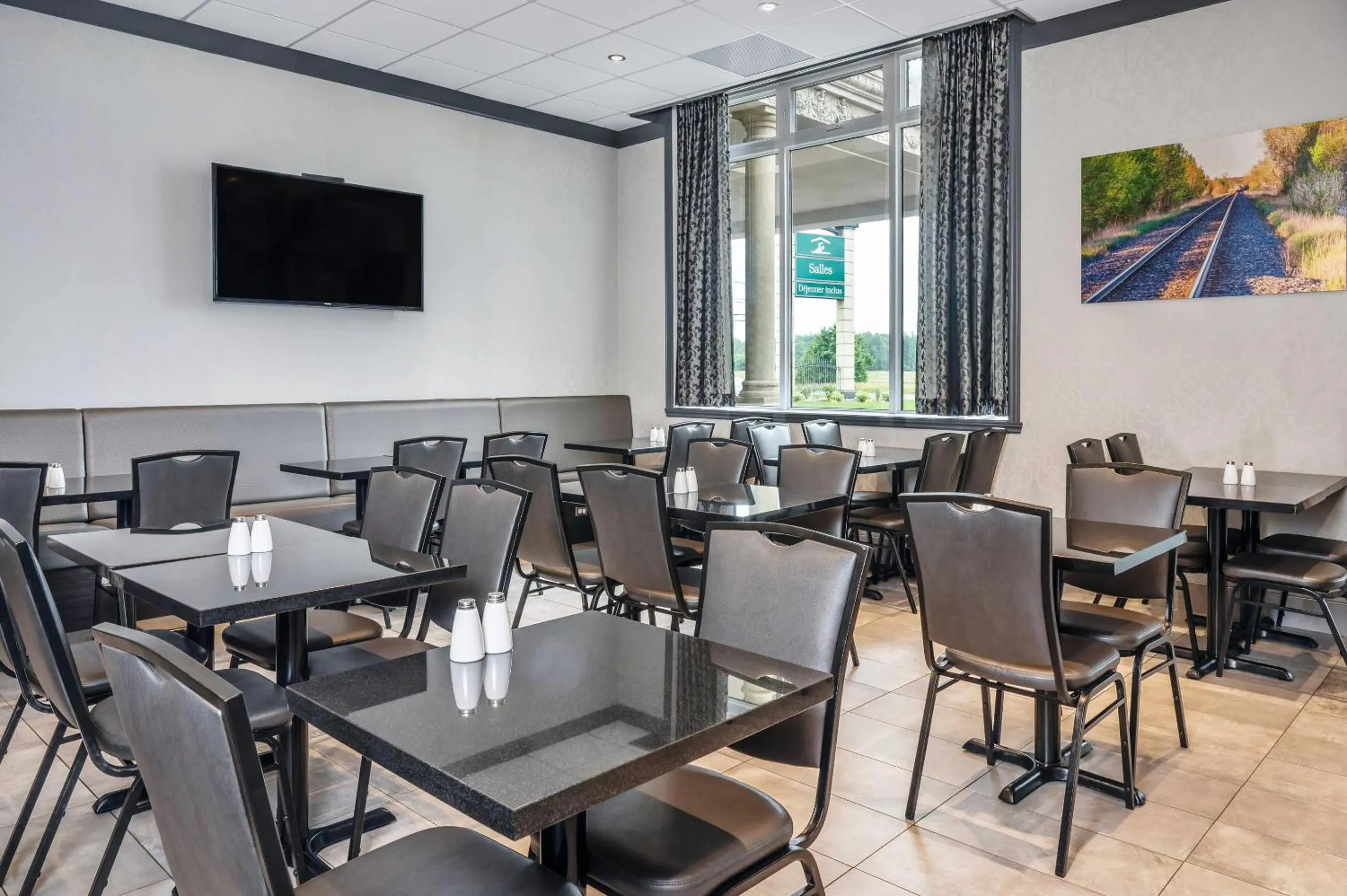 Breakfast in Quality Suites