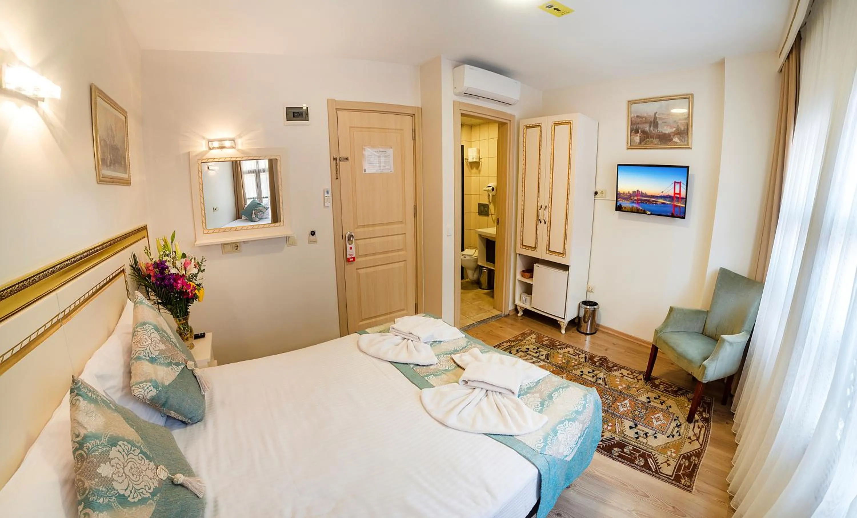 Photo of the whole room, Bed in Sultan House