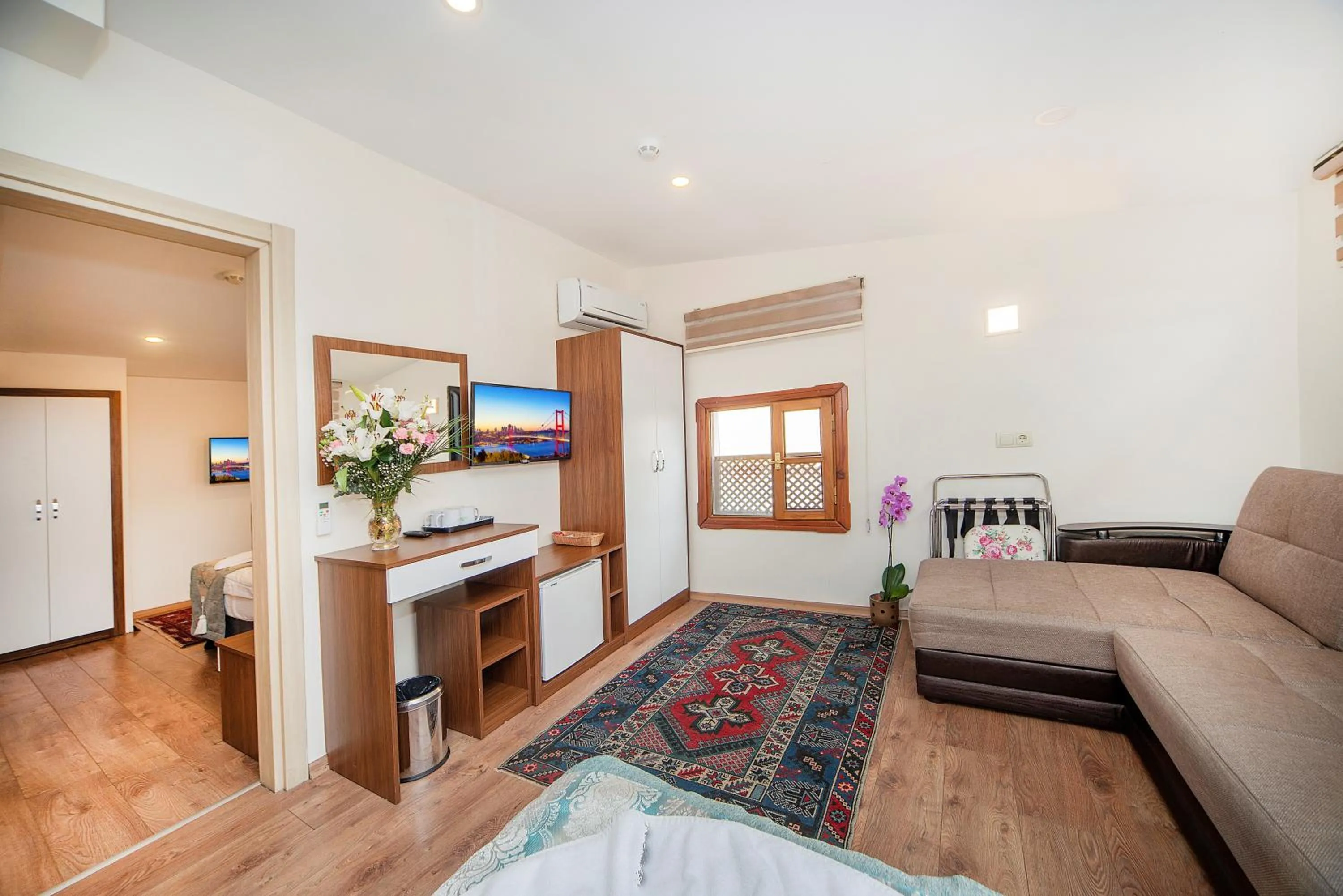 Communal lounge/ TV room, Bed in Sultan House