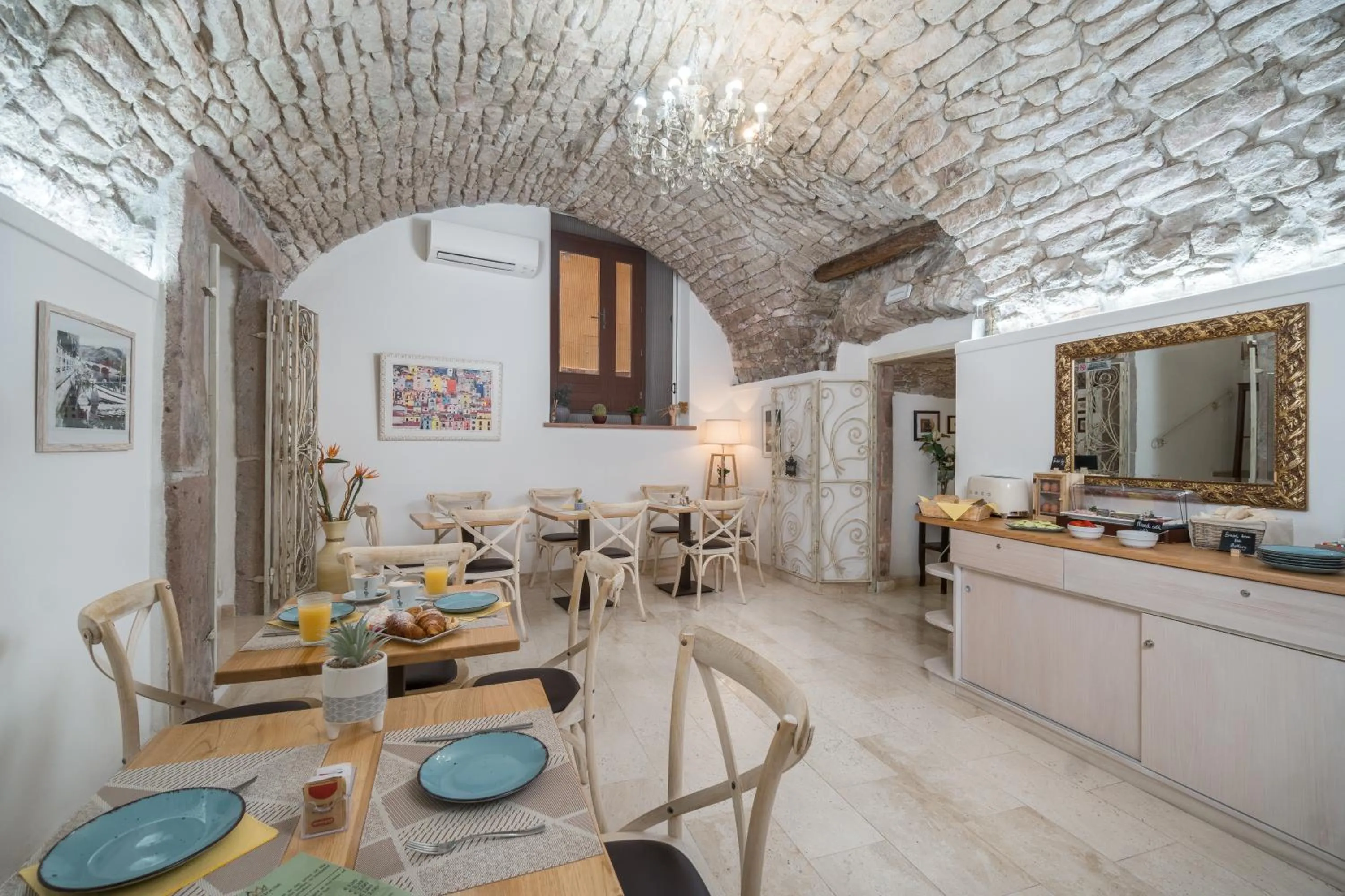 Breakfast in Bosa Queen House