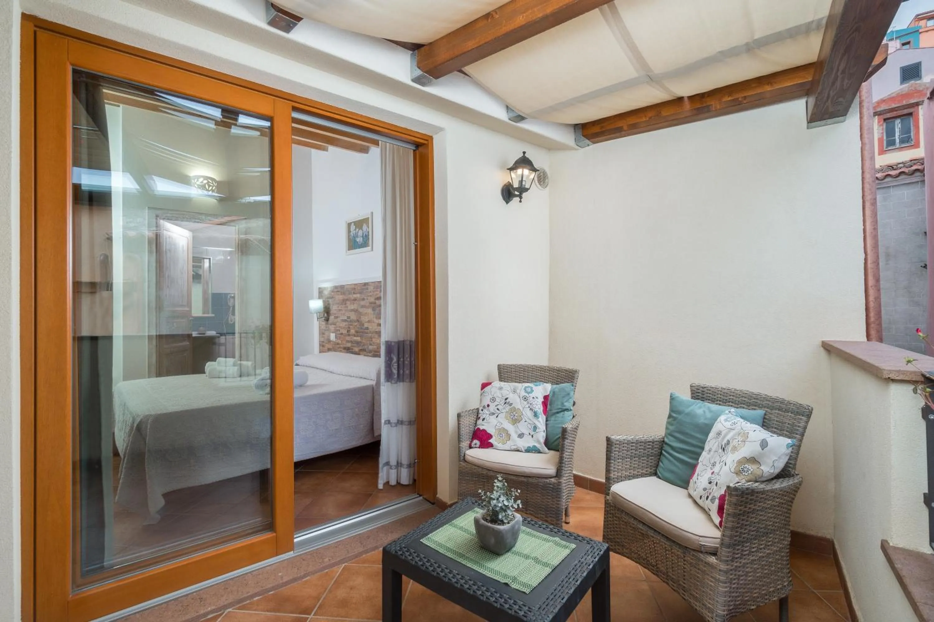 Photo of the whole room in Bosa Queen House