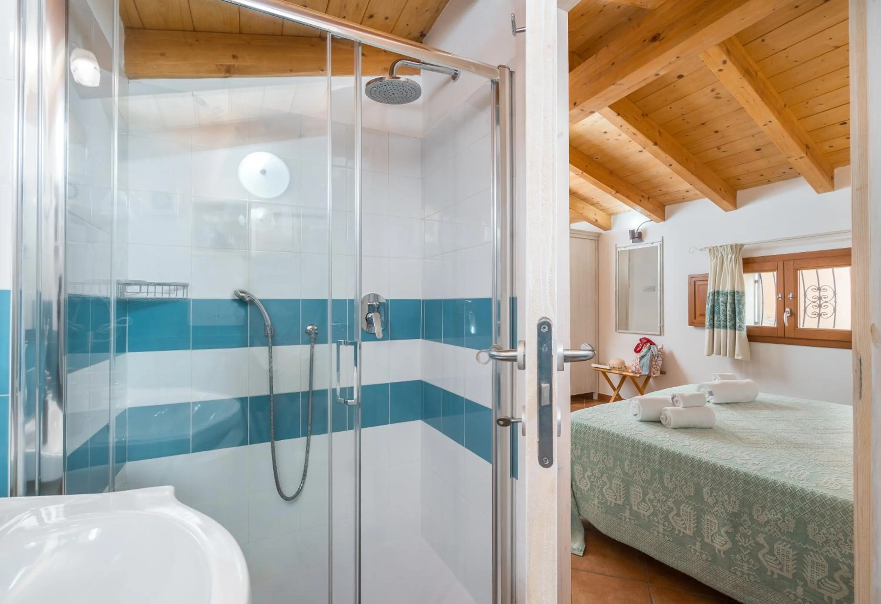 Shower in Bosa Queen House