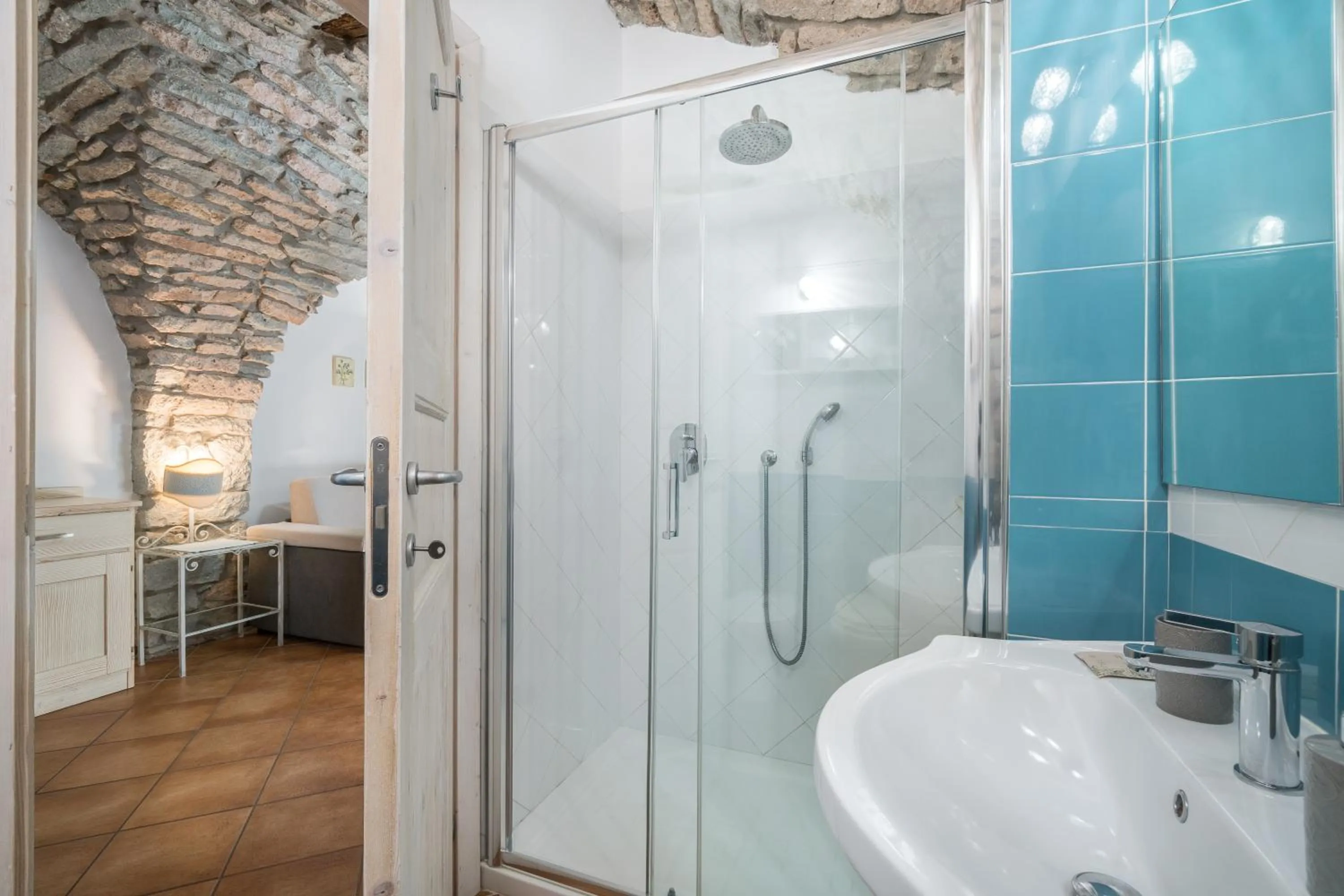 Shower in Bosa Queen House