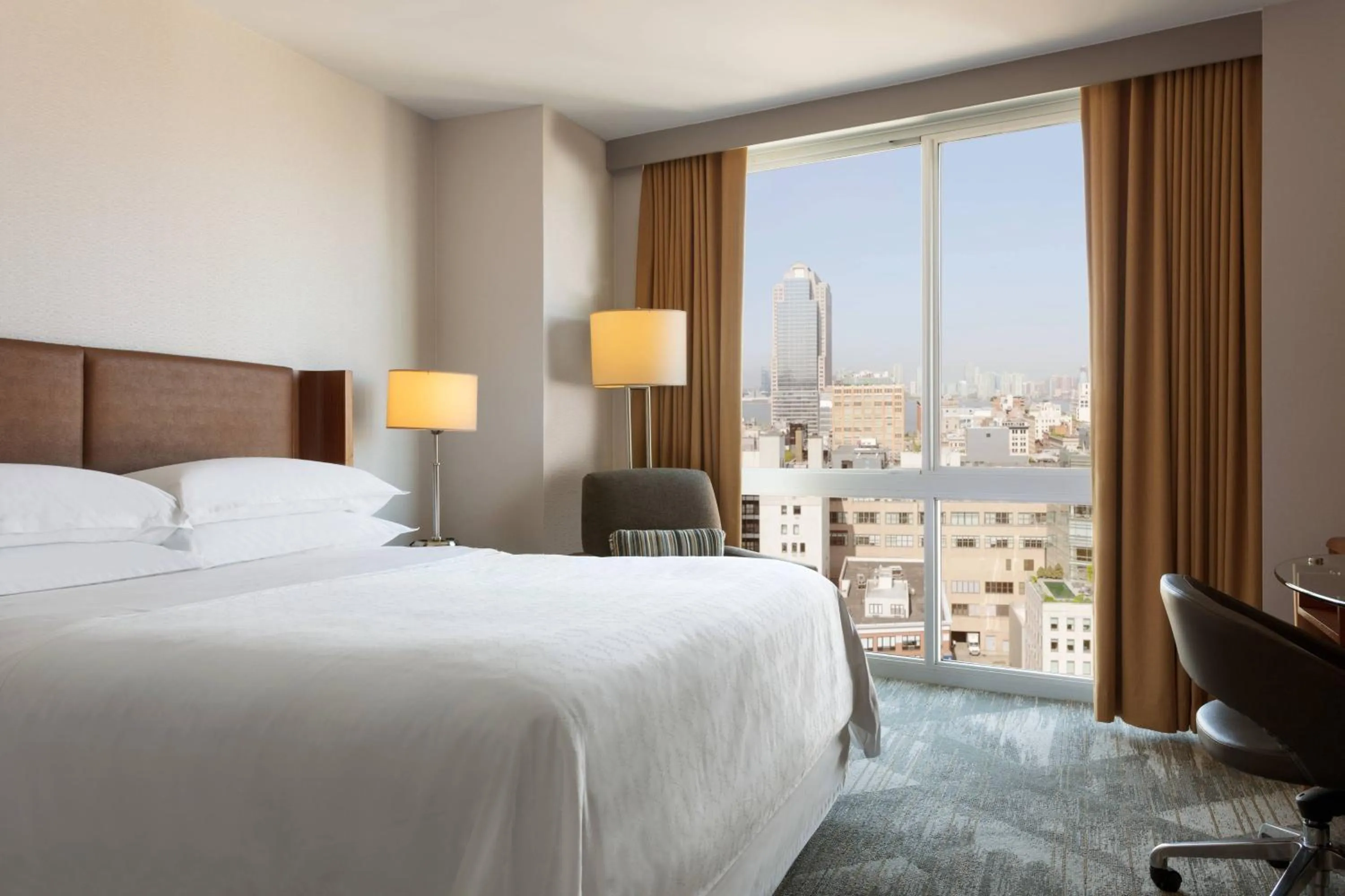 Photo of the whole room, Bed in Sheraton Tribeca New York Hotel