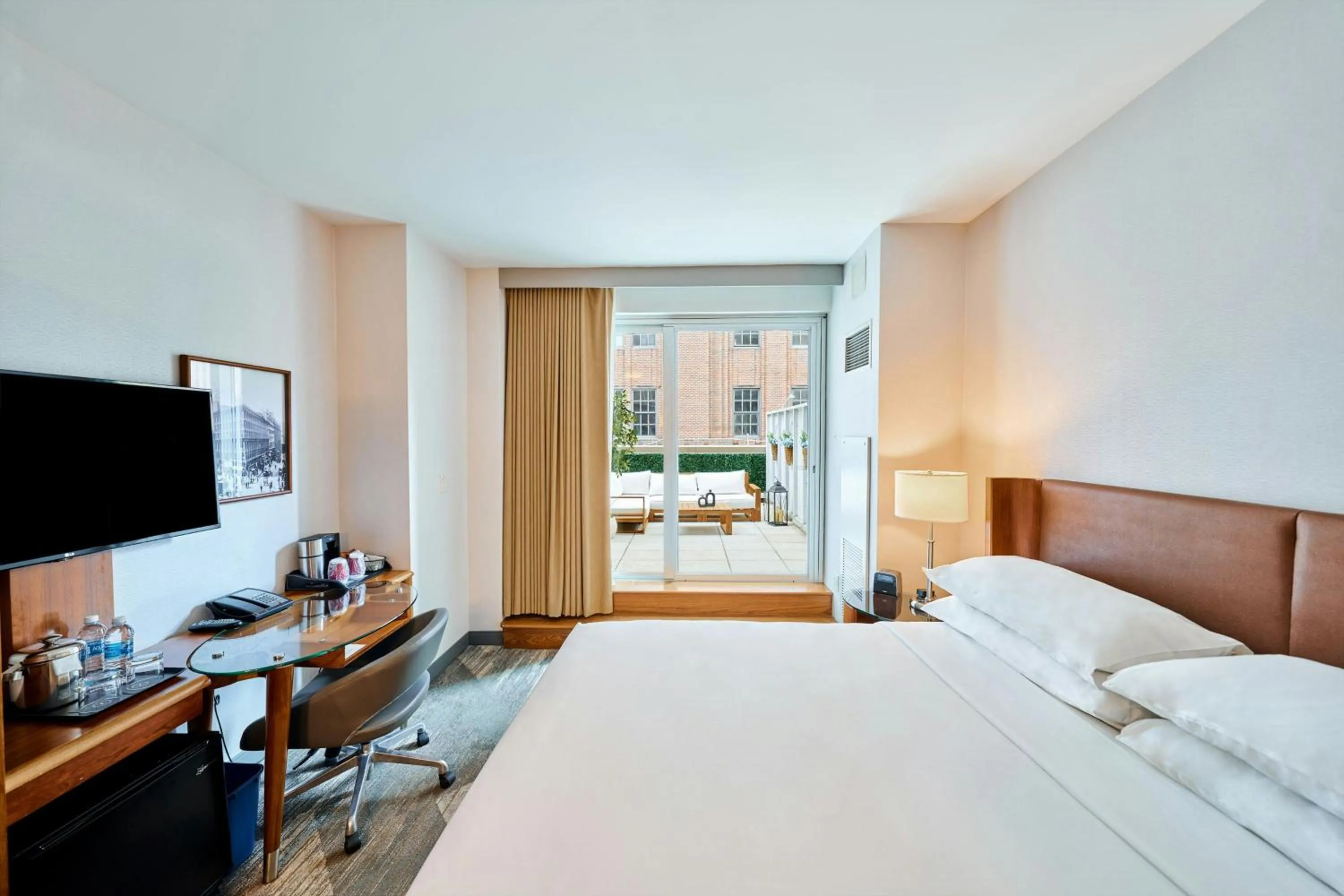Photo of the whole room, Bed in Sheraton Tribeca New York Hotel