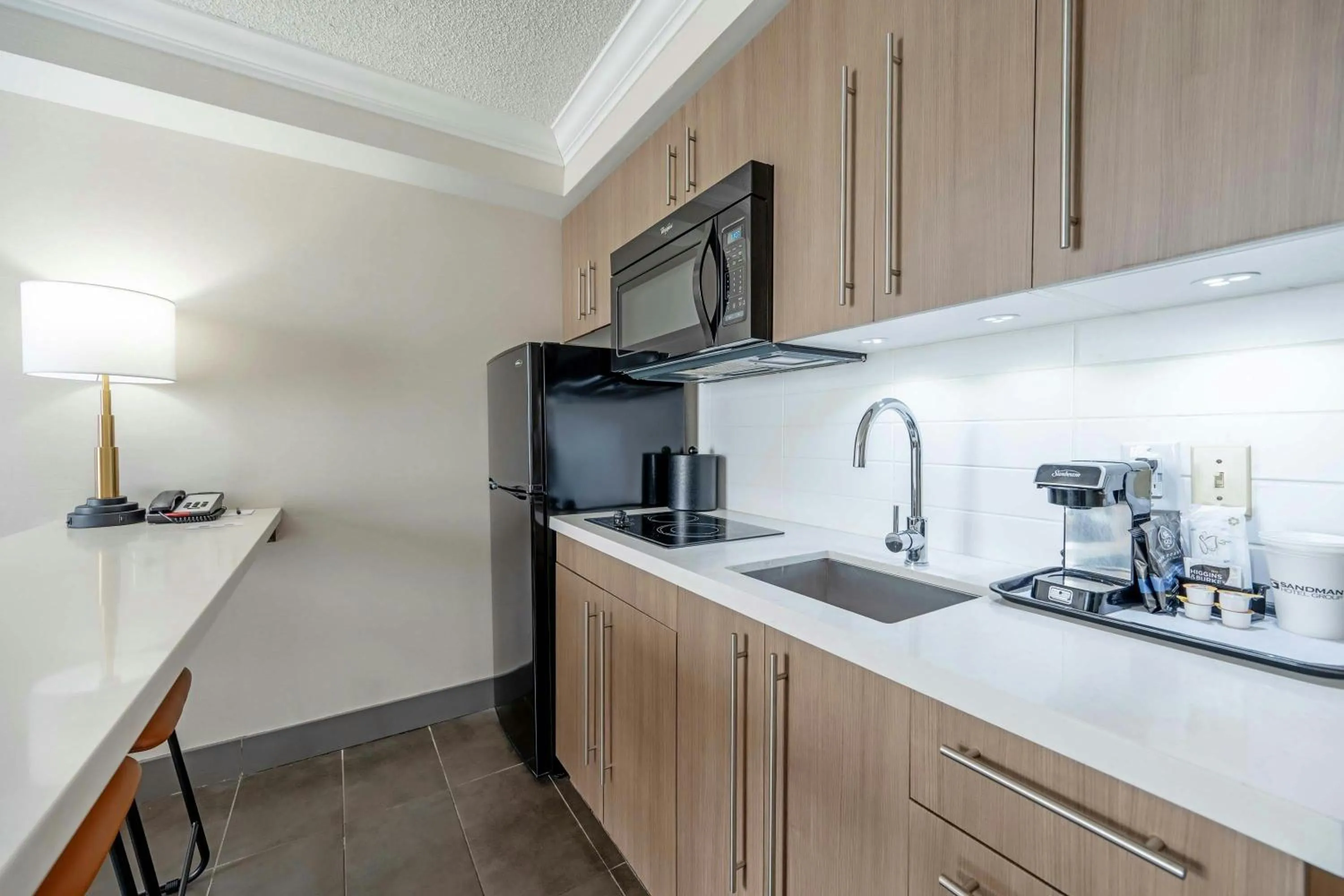 Kitchen or kitchenette in Sandman Signature Mississauga Hotel