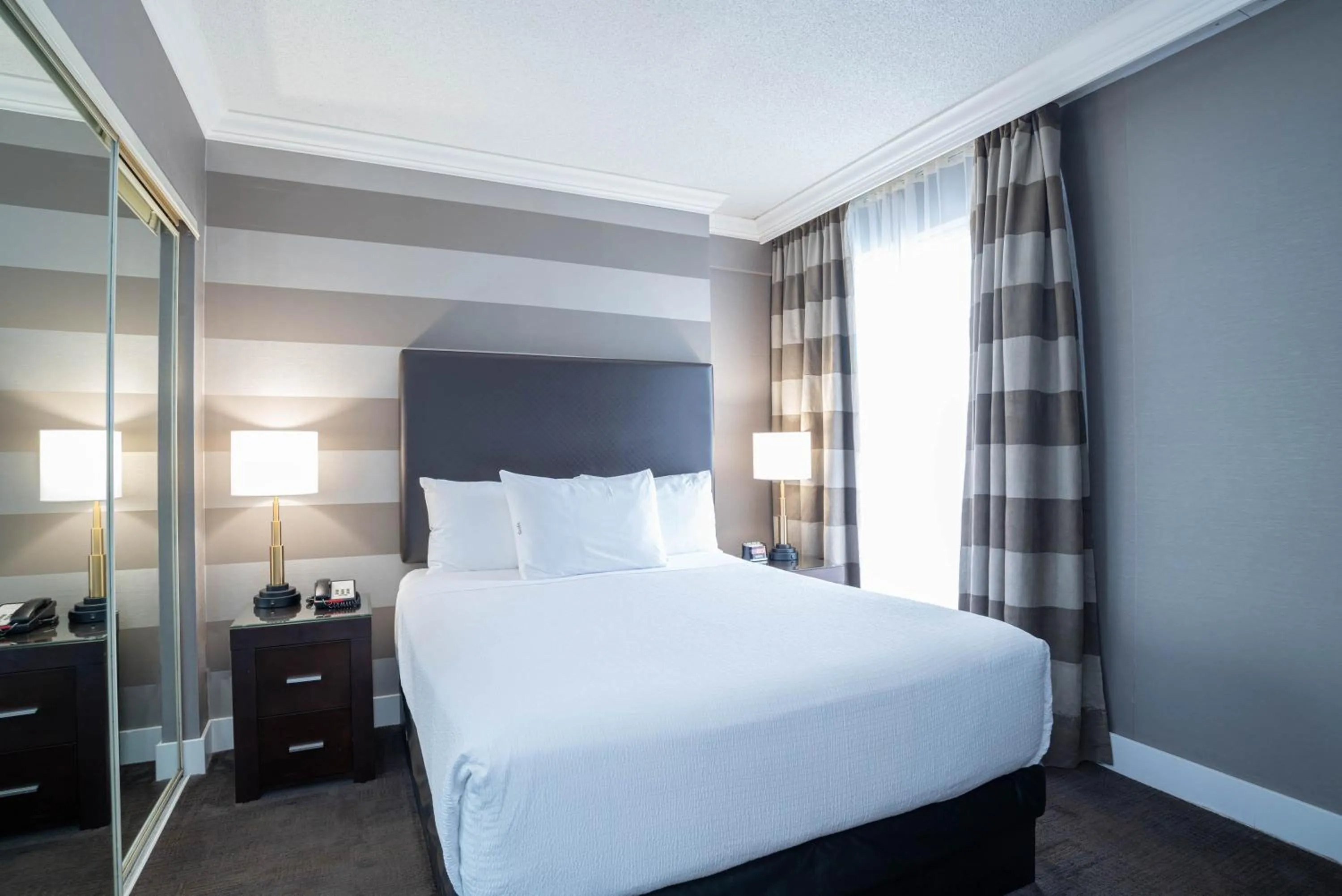 Photo of the whole room, Bed in Sandman Signature Mississauga Hotel