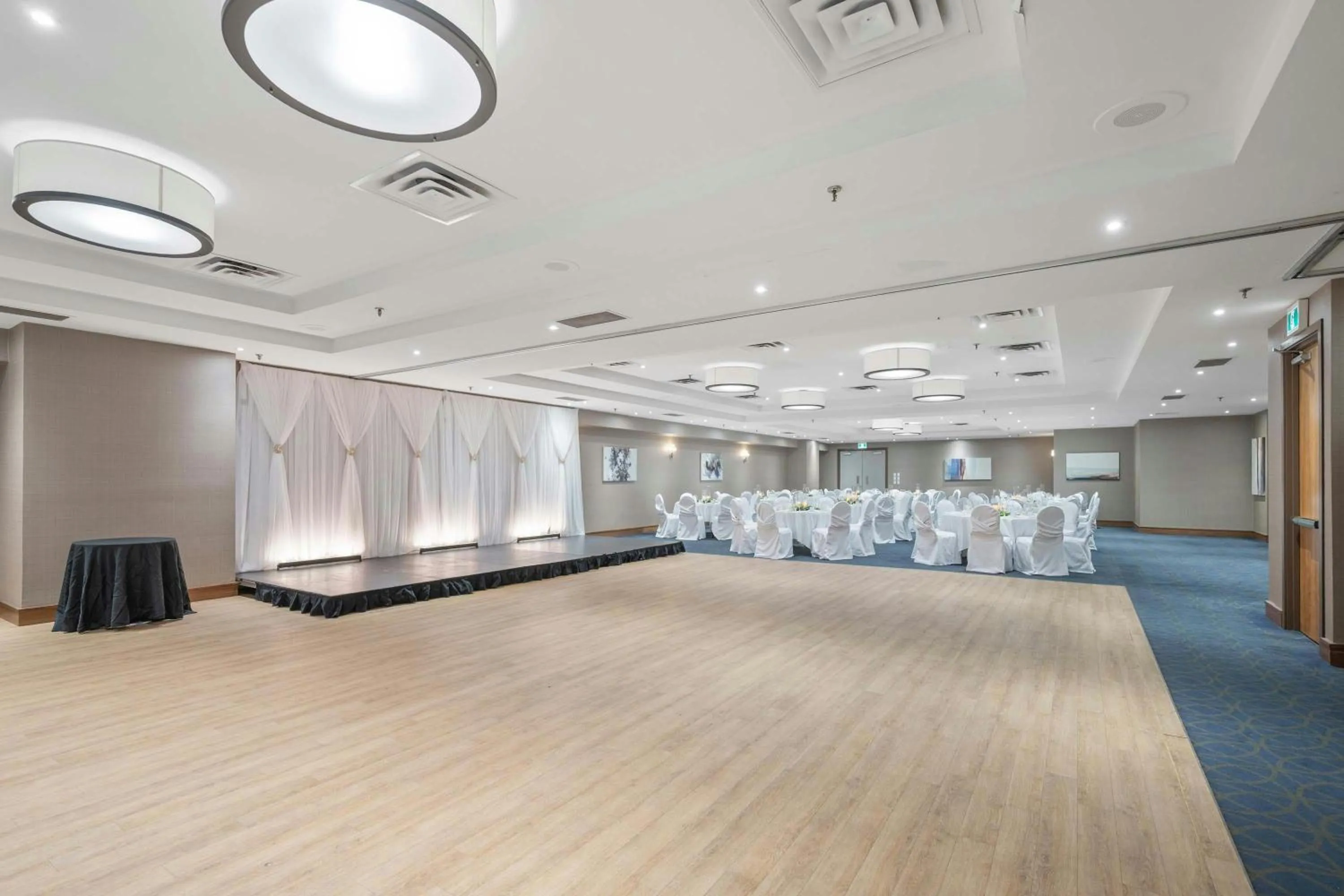 Banquet/Function facilities in Sandman Signature Mississauga Hotel