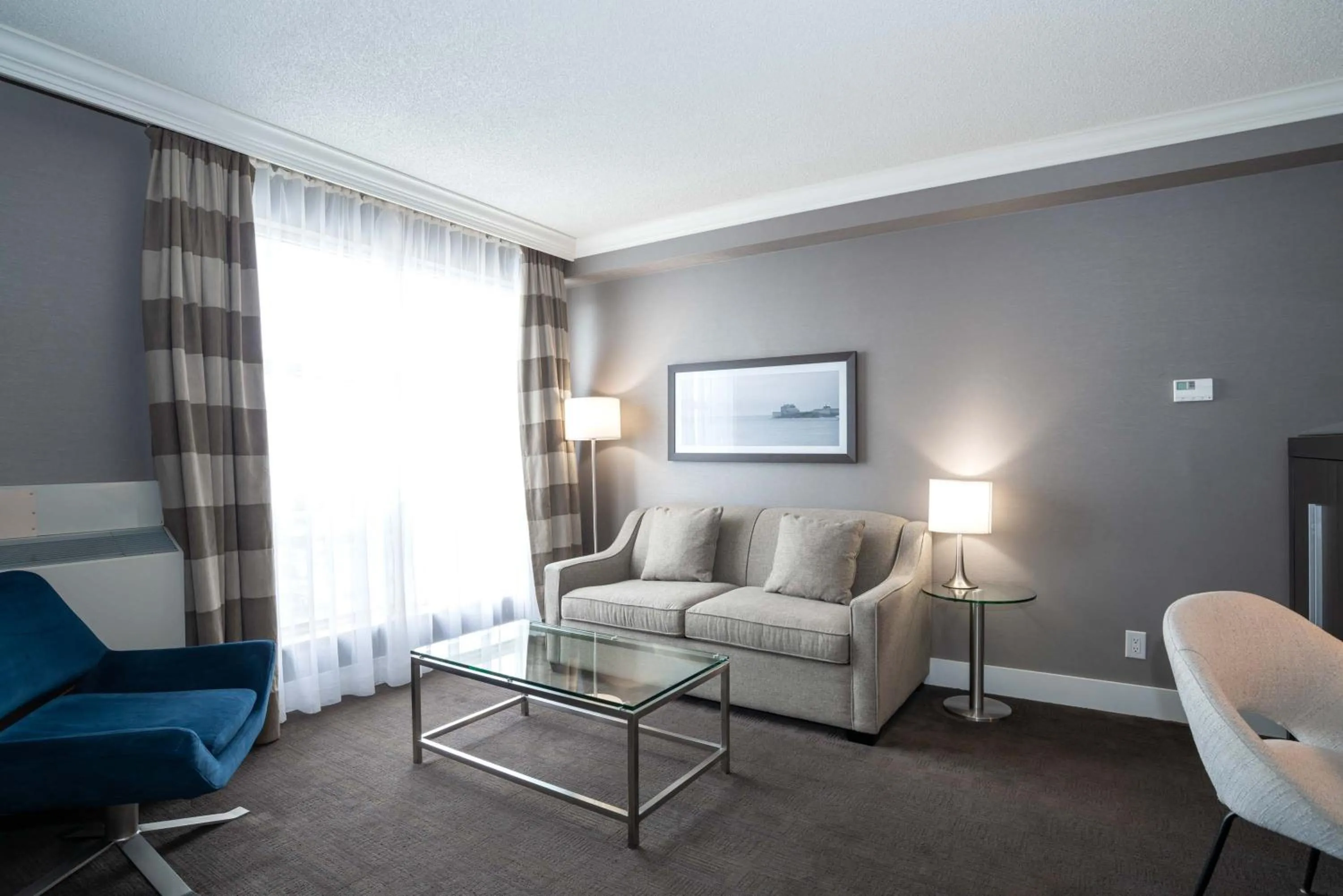 Living room in Sandman Signature Mississauga Hotel