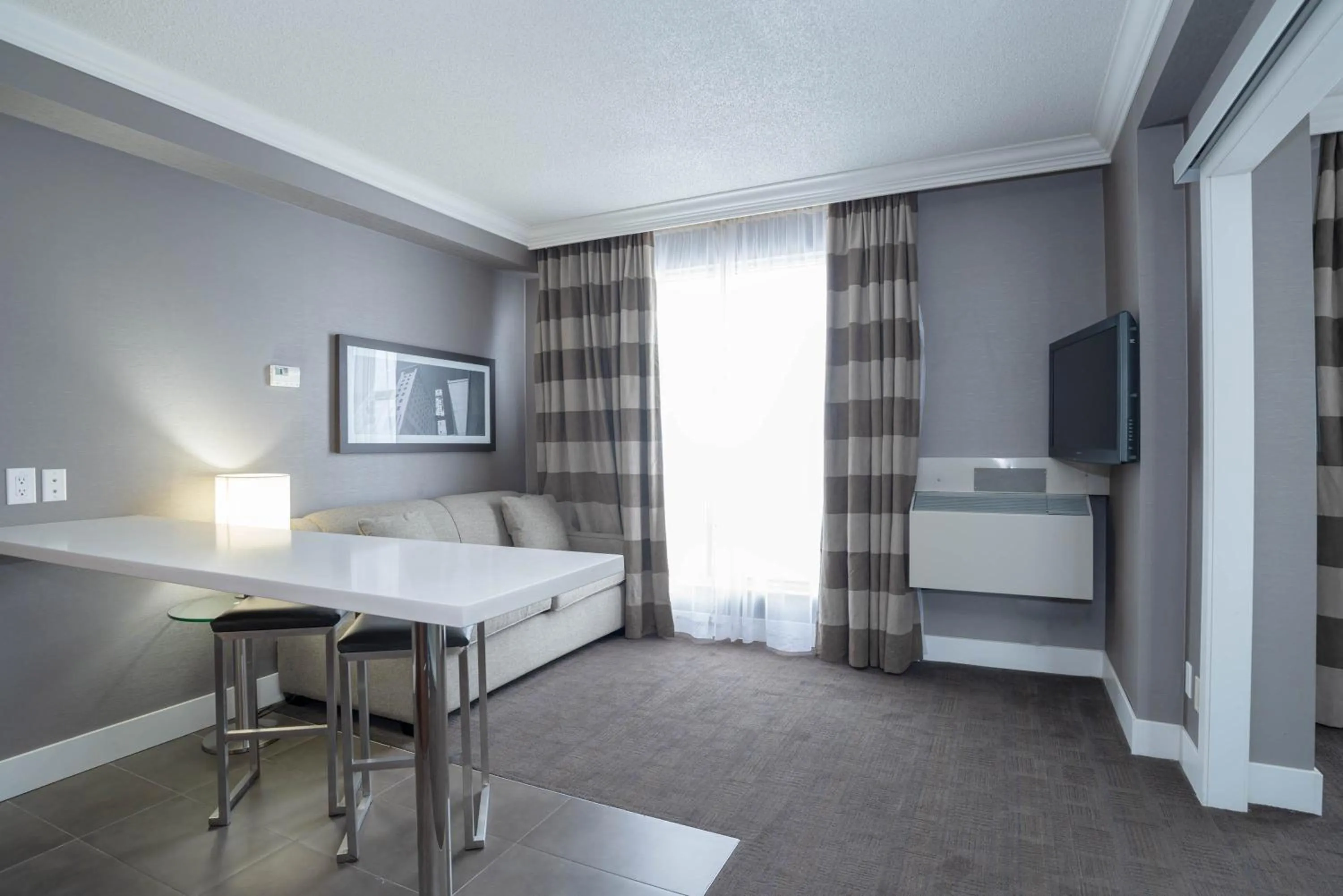 Living room in Sandman Signature Mississauga Hotel