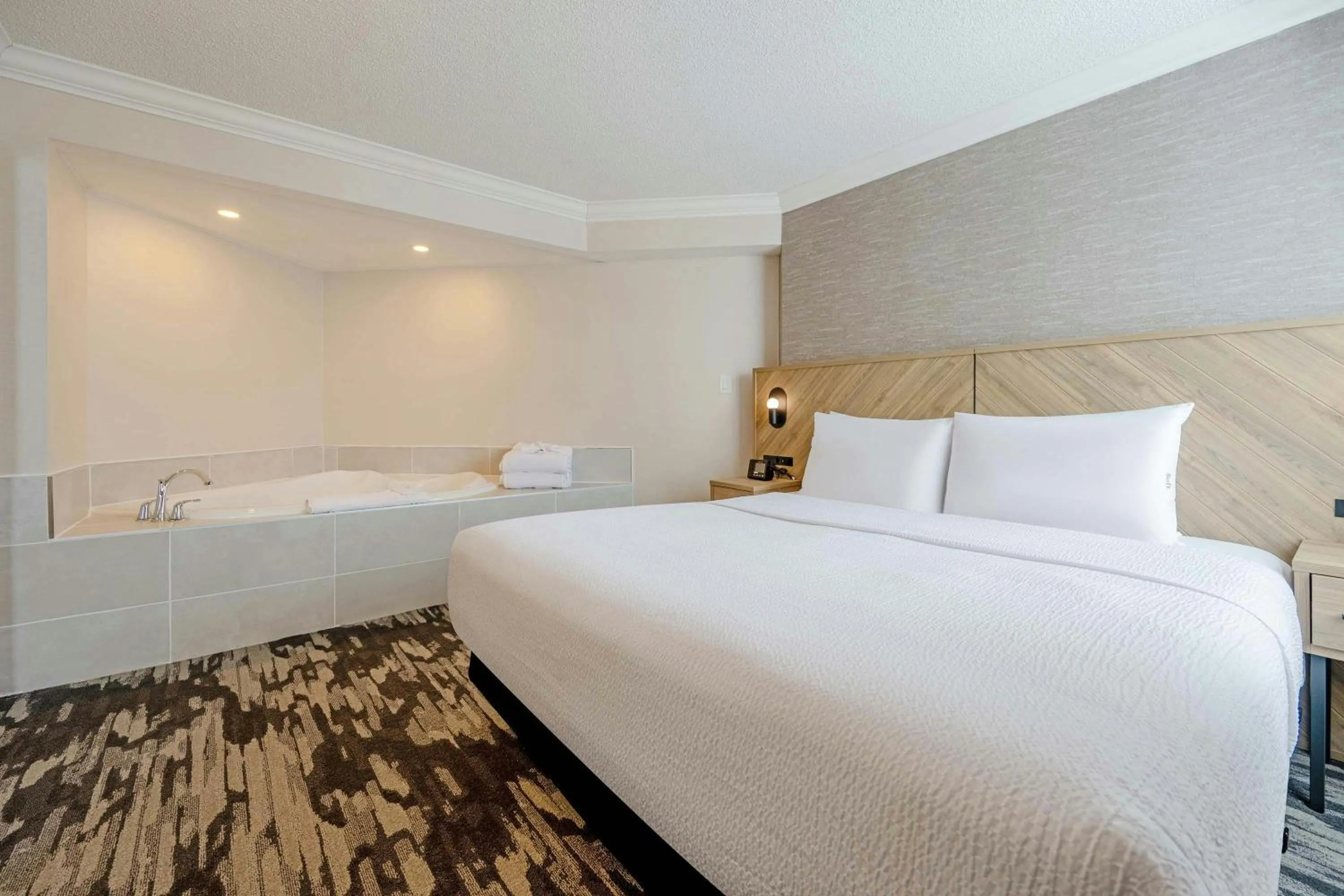 Photo of the whole room, Bed in Sandman Signature Mississauga Hotel