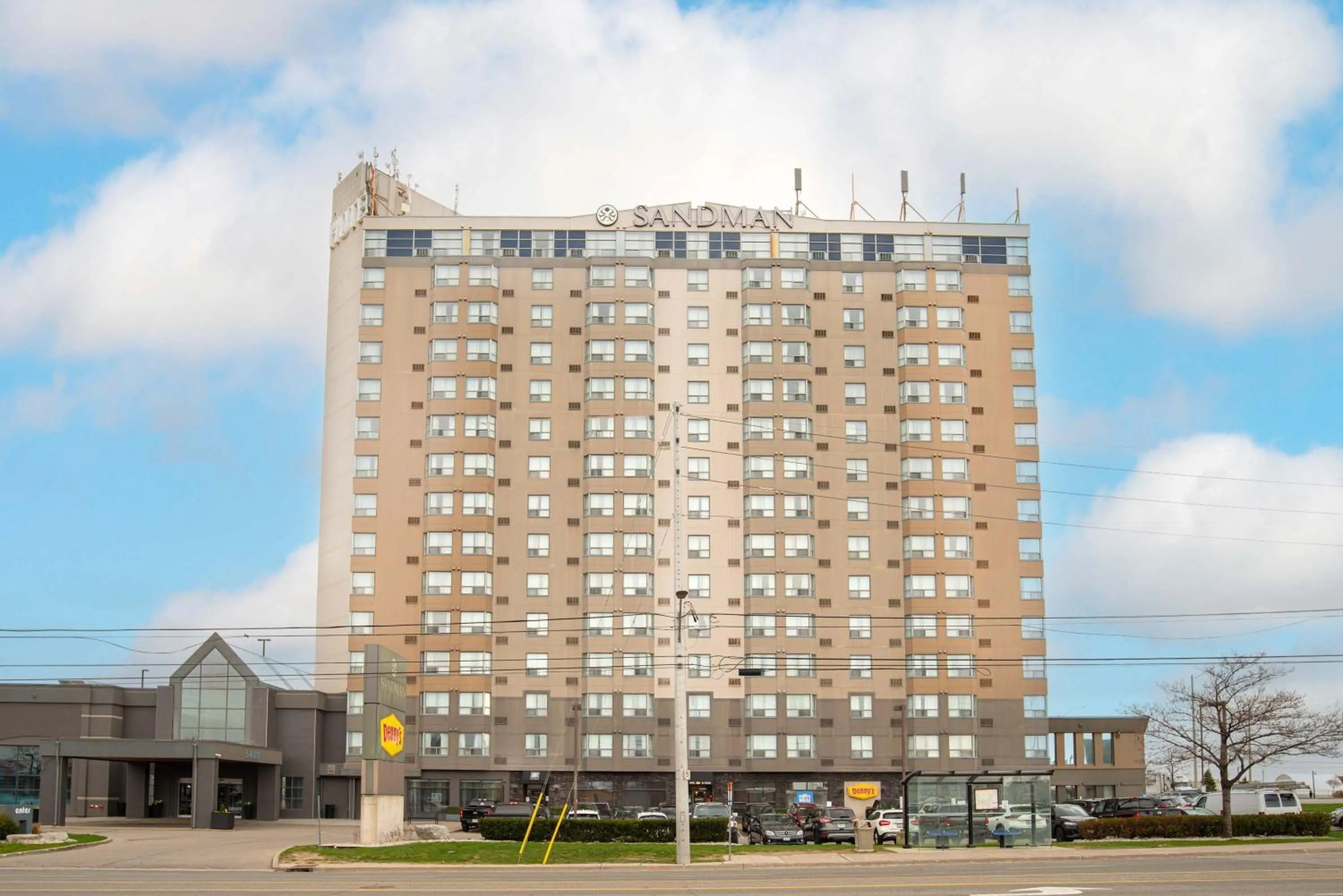 Property building in Sandman Signature Mississauga Hotel