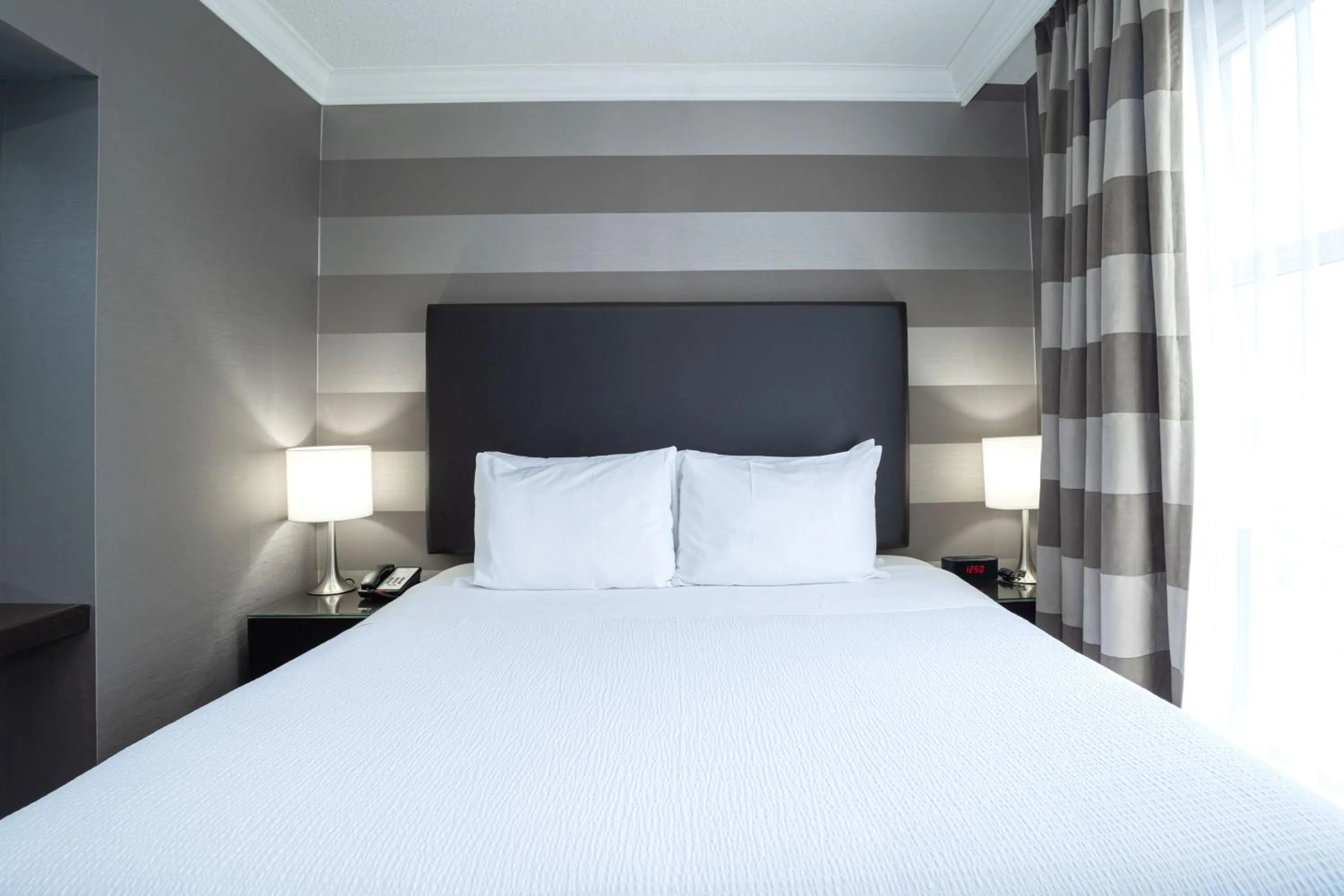 Photo of the whole room, Bed in Sandman Signature Mississauga Hotel