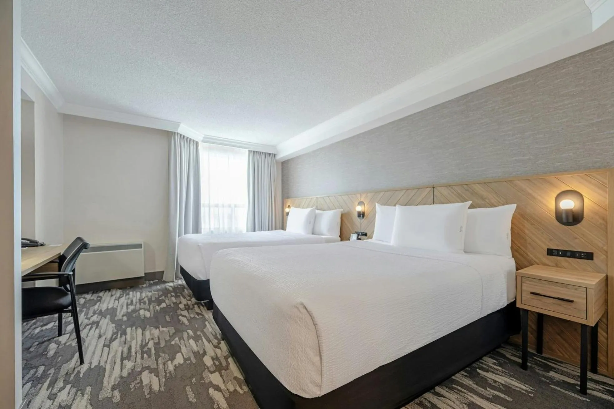Photo of the whole room, Bed in Sandman Signature Mississauga Hotel