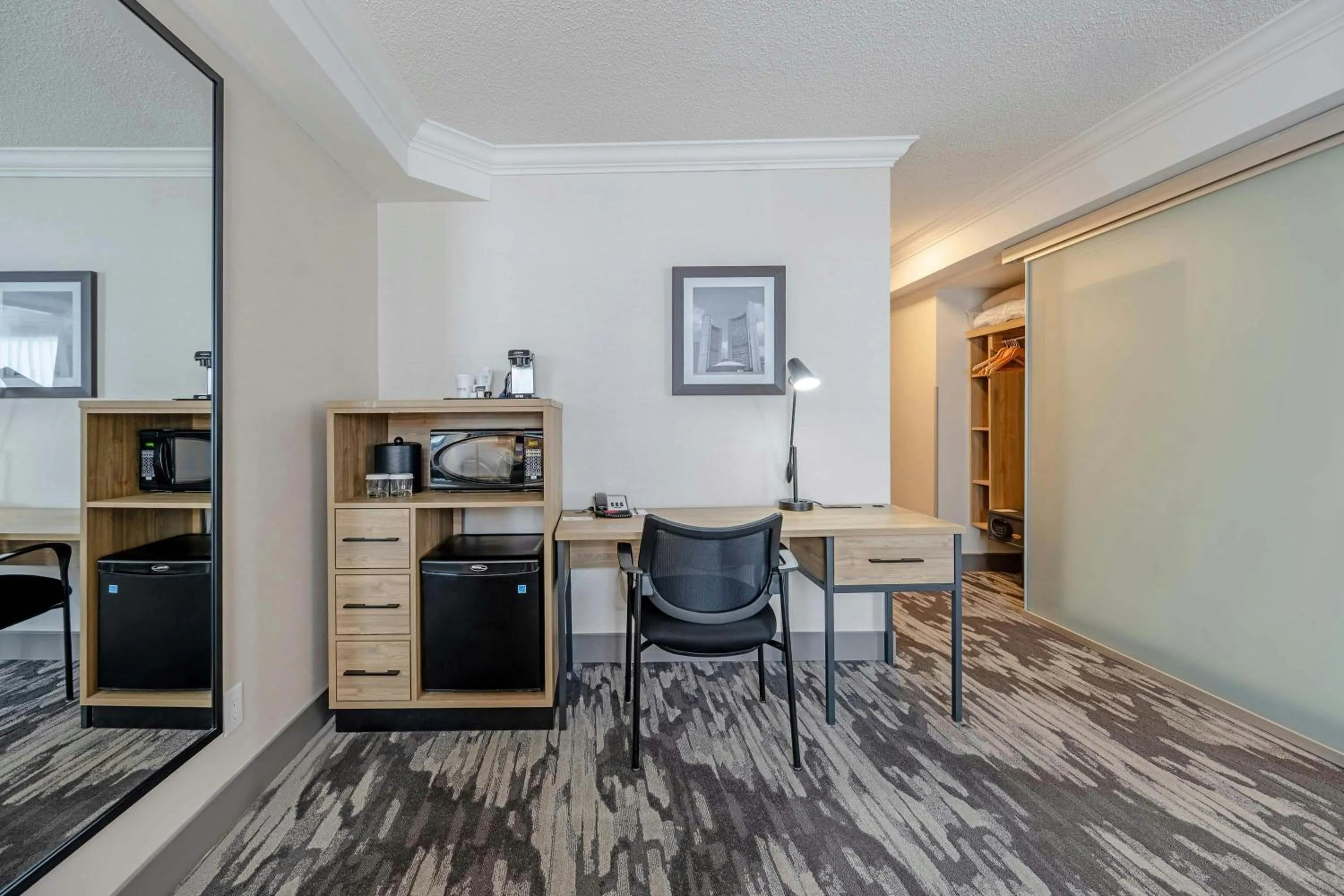 Kitchen or kitchenette in Sandman Signature Mississauga Hotel