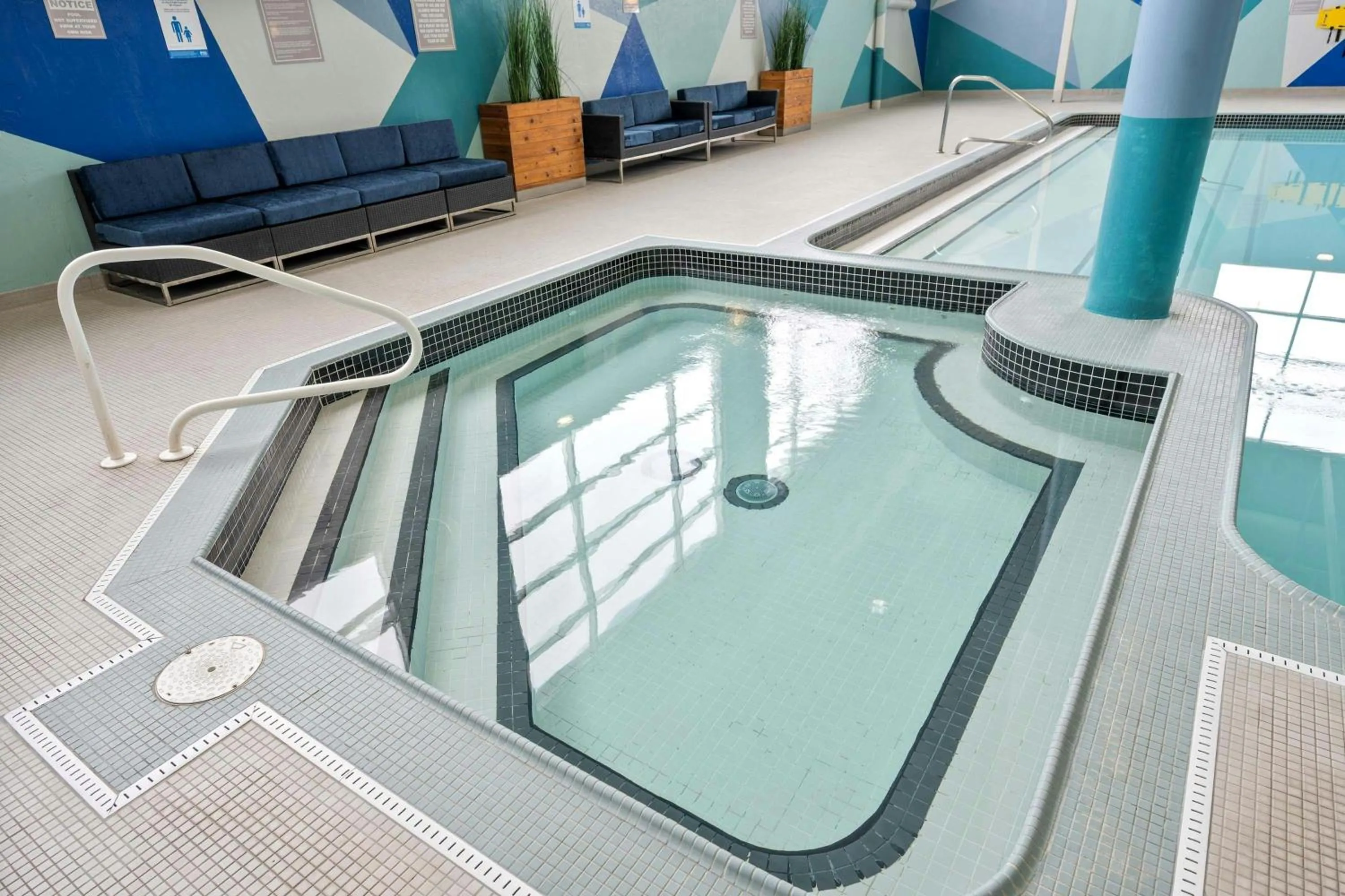 Swimming pool in Sandman Signature Mississauga Hotel
