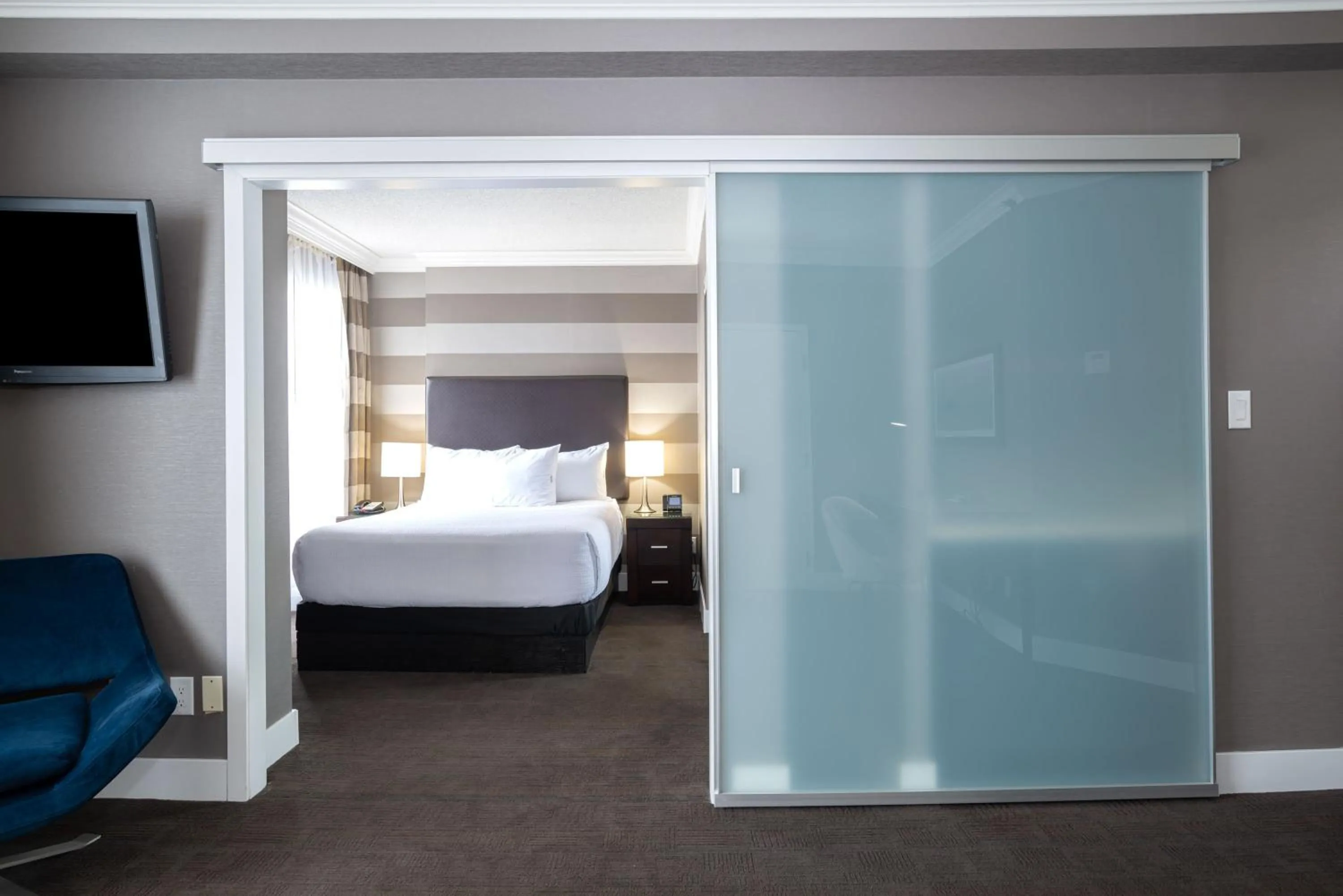 Photo of the whole room, Bed in Sandman Signature Mississauga Hotel