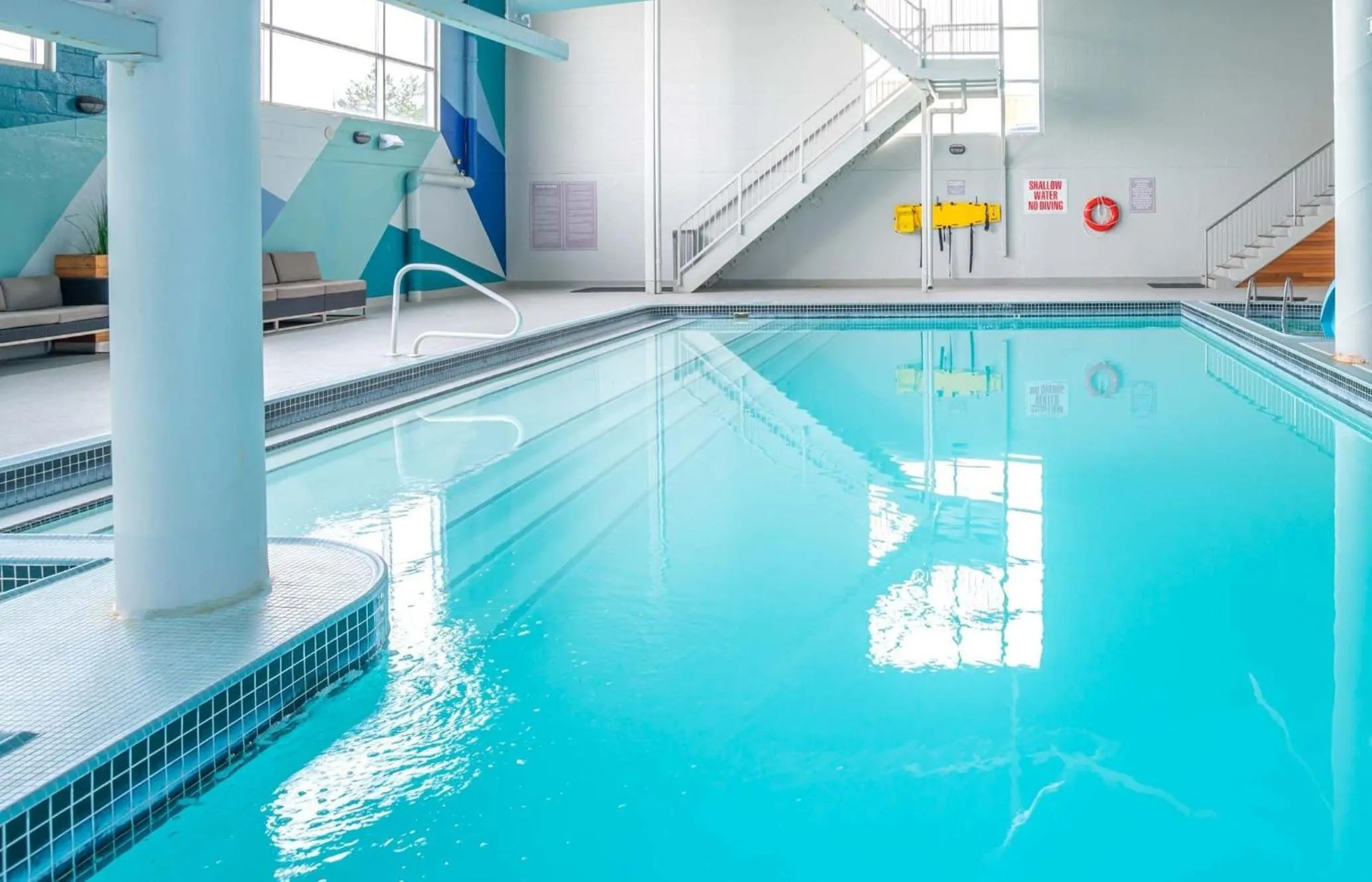 Swimming pool in Sandman Signature Mississauga Hotel