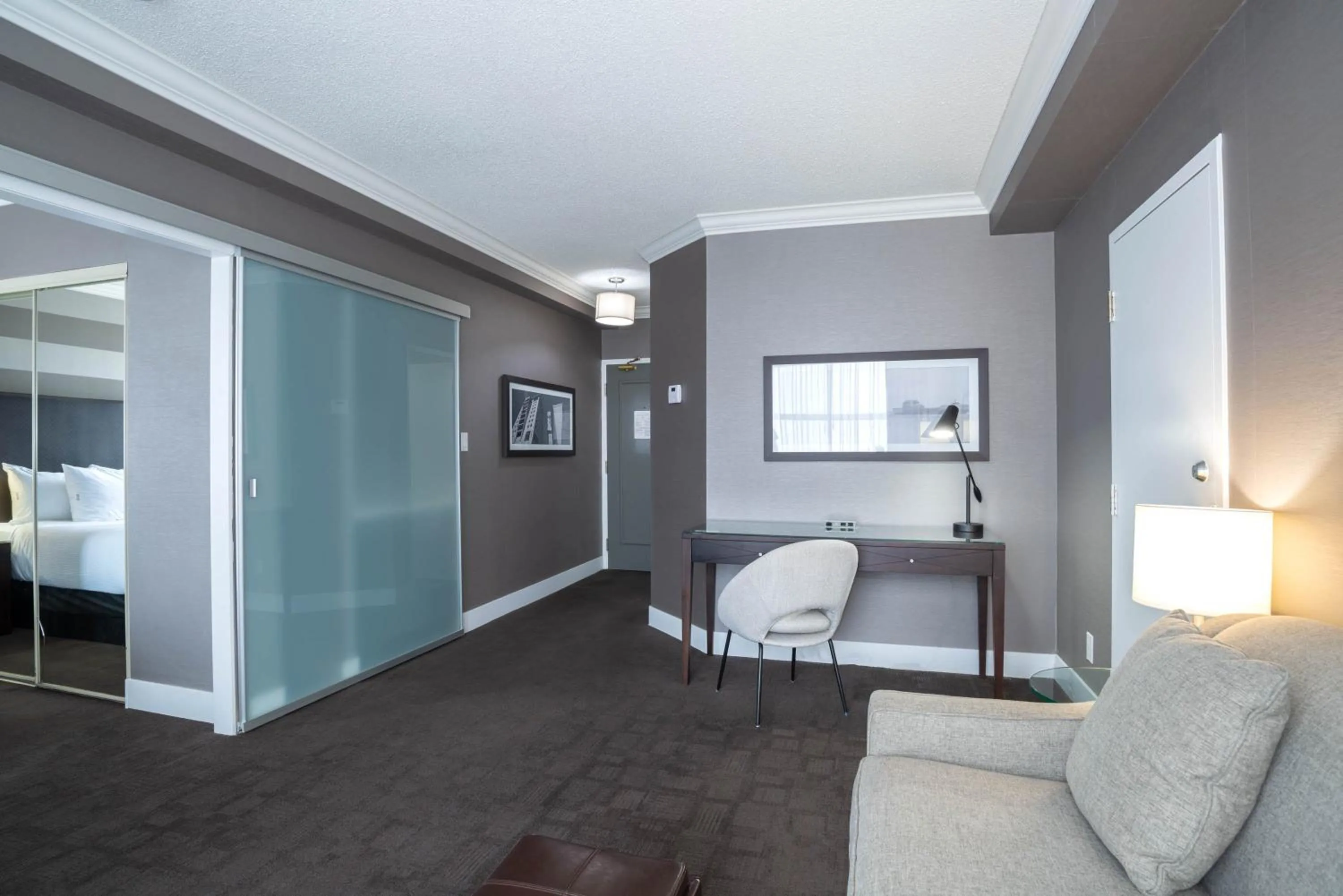 Photo of the whole room in Sandman Signature Mississauga Hotel