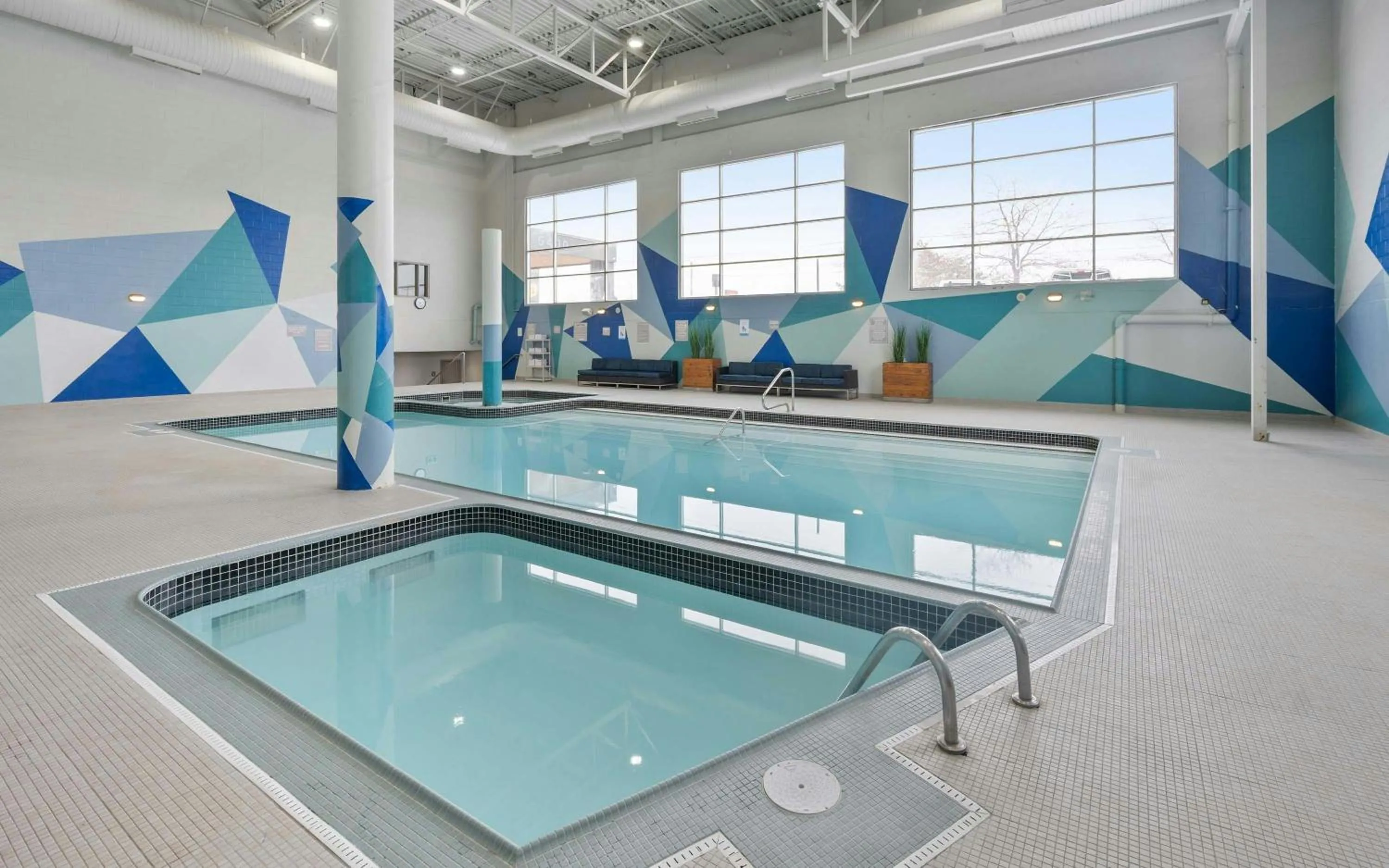 Swimming pool in Sandman Signature Mississauga Hotel