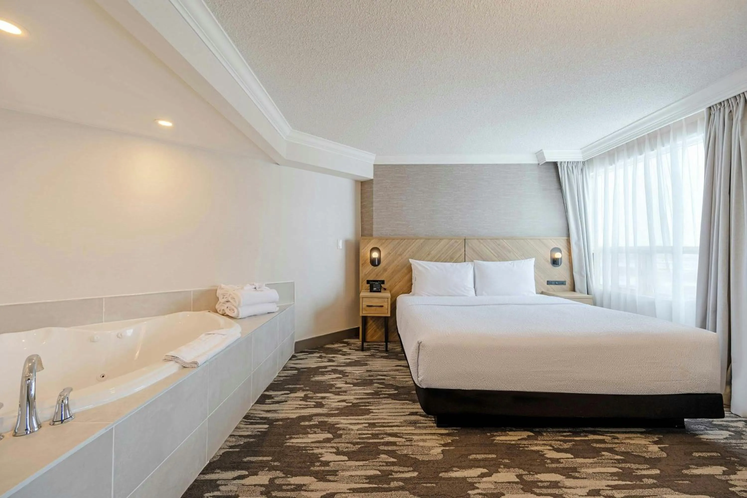 Photo of the whole room, Bed in Sandman Signature Mississauga Hotel
