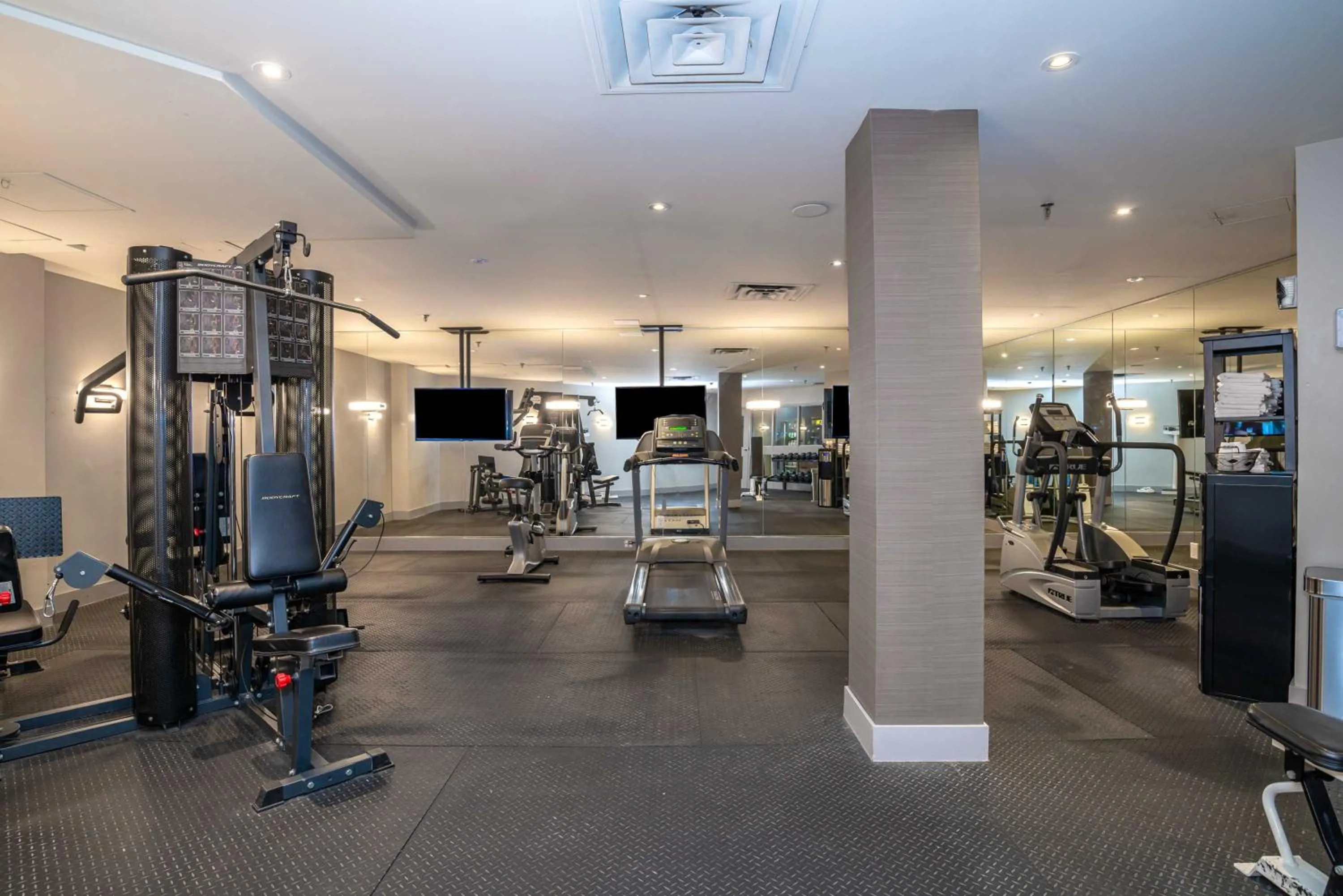Fitness centre/facilities in Sandman Signature Mississauga Hotel