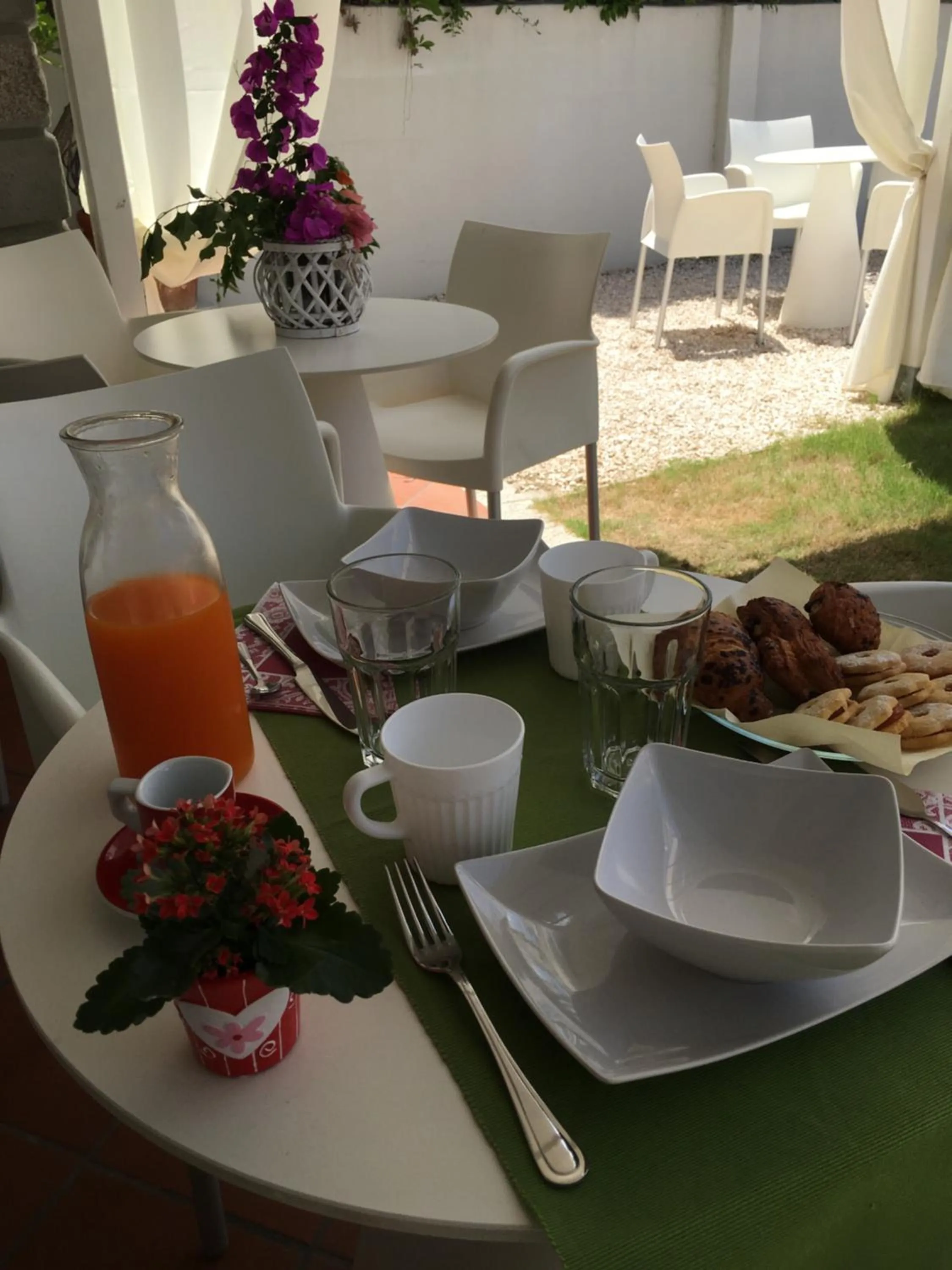 Buffet breakfast in City Garden Guest House