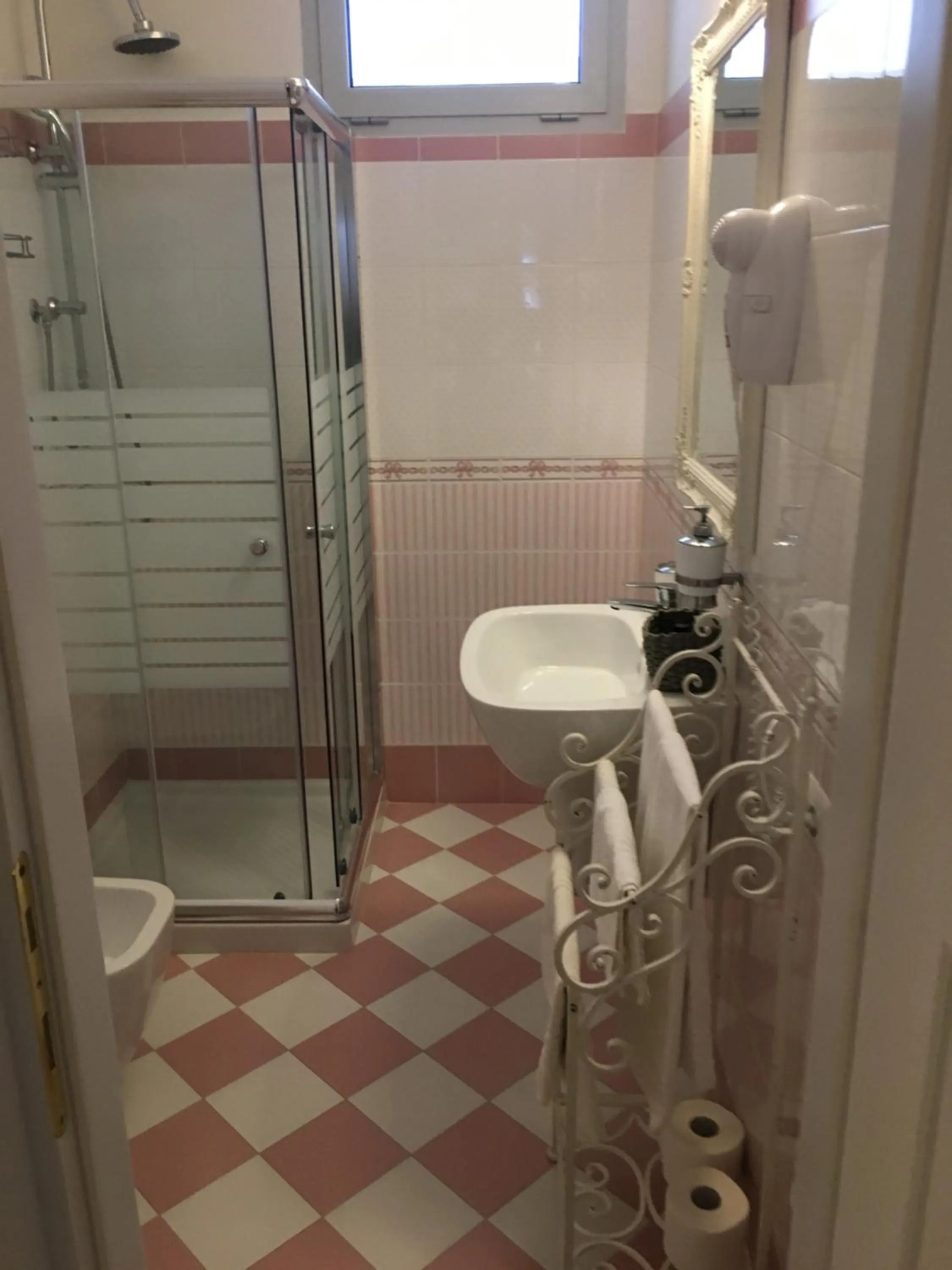 Shower in City Garden Guest House