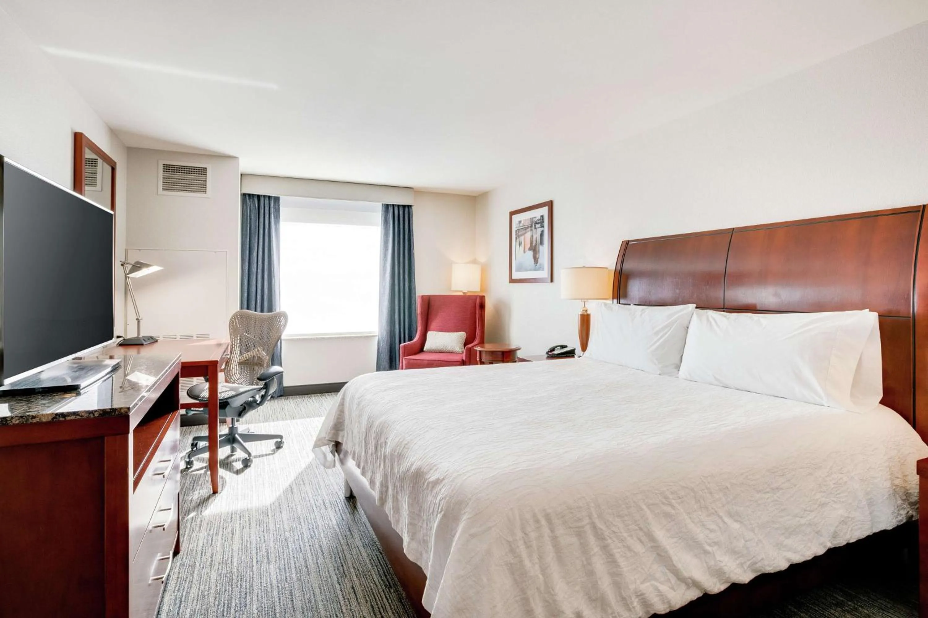 Bedroom, Bed in Hilton Garden Inn Milwaukee Airport