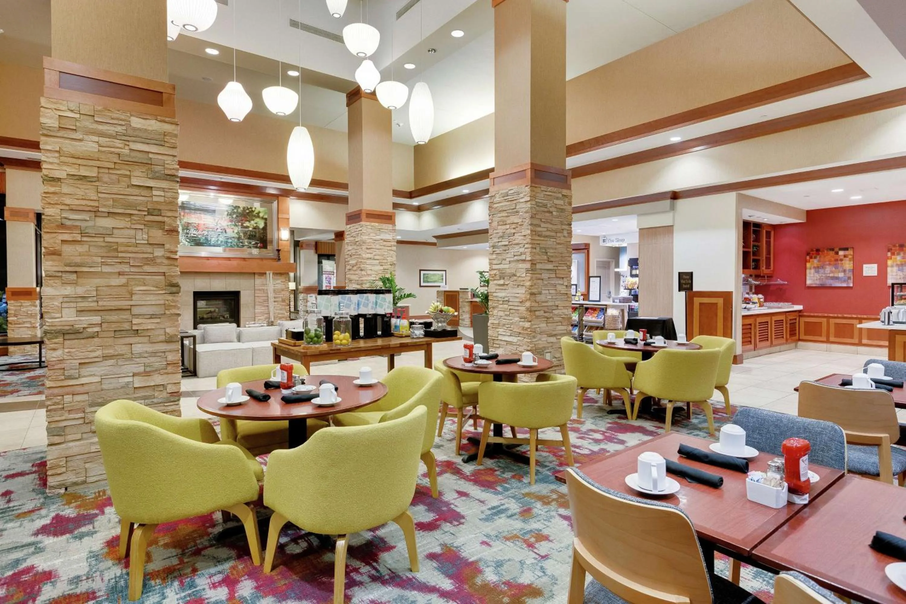 Lobby or reception in Hilton Garden Inn Milwaukee Airport