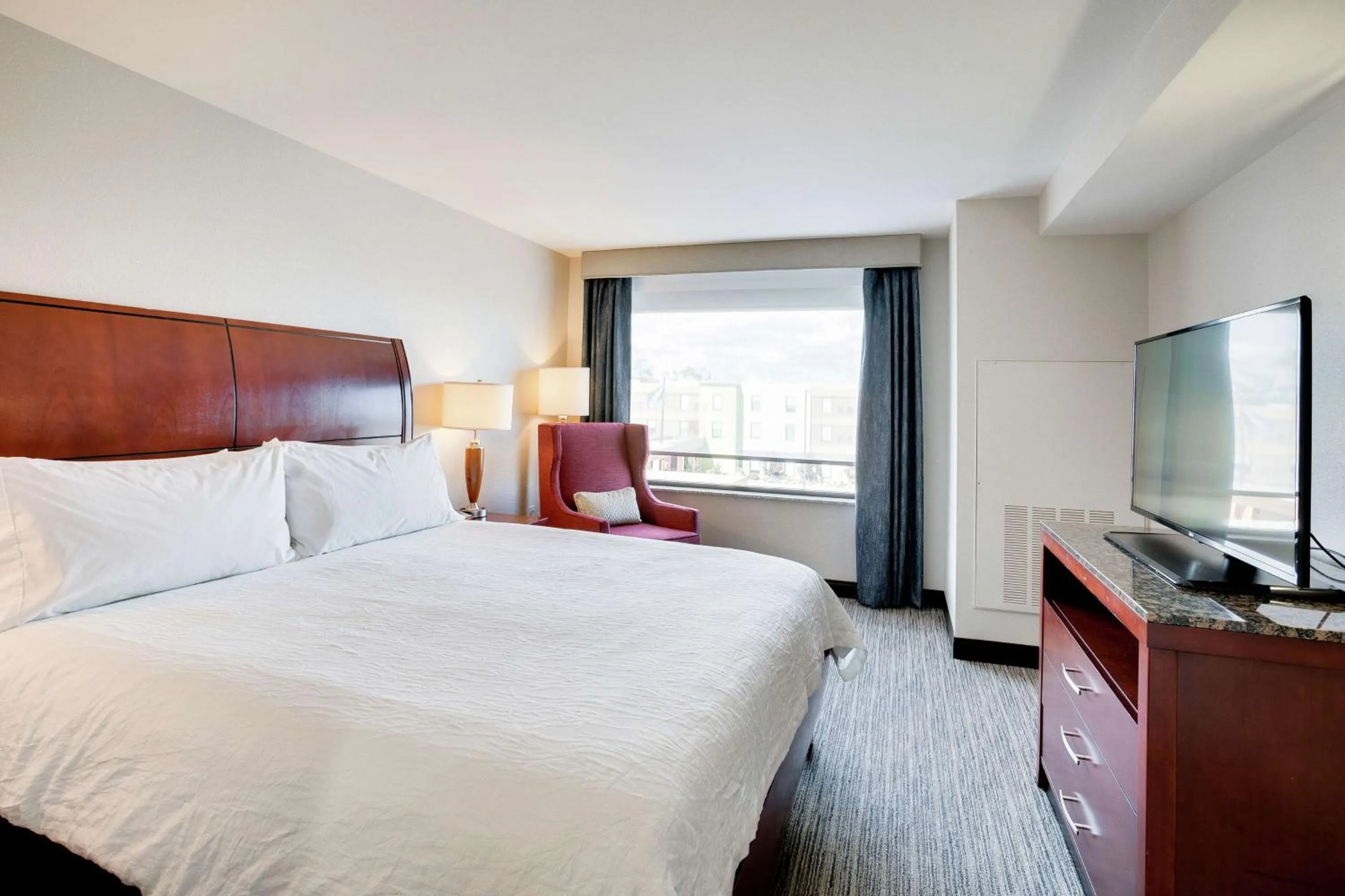 Bed in Hilton Garden Inn Milwaukee Airport