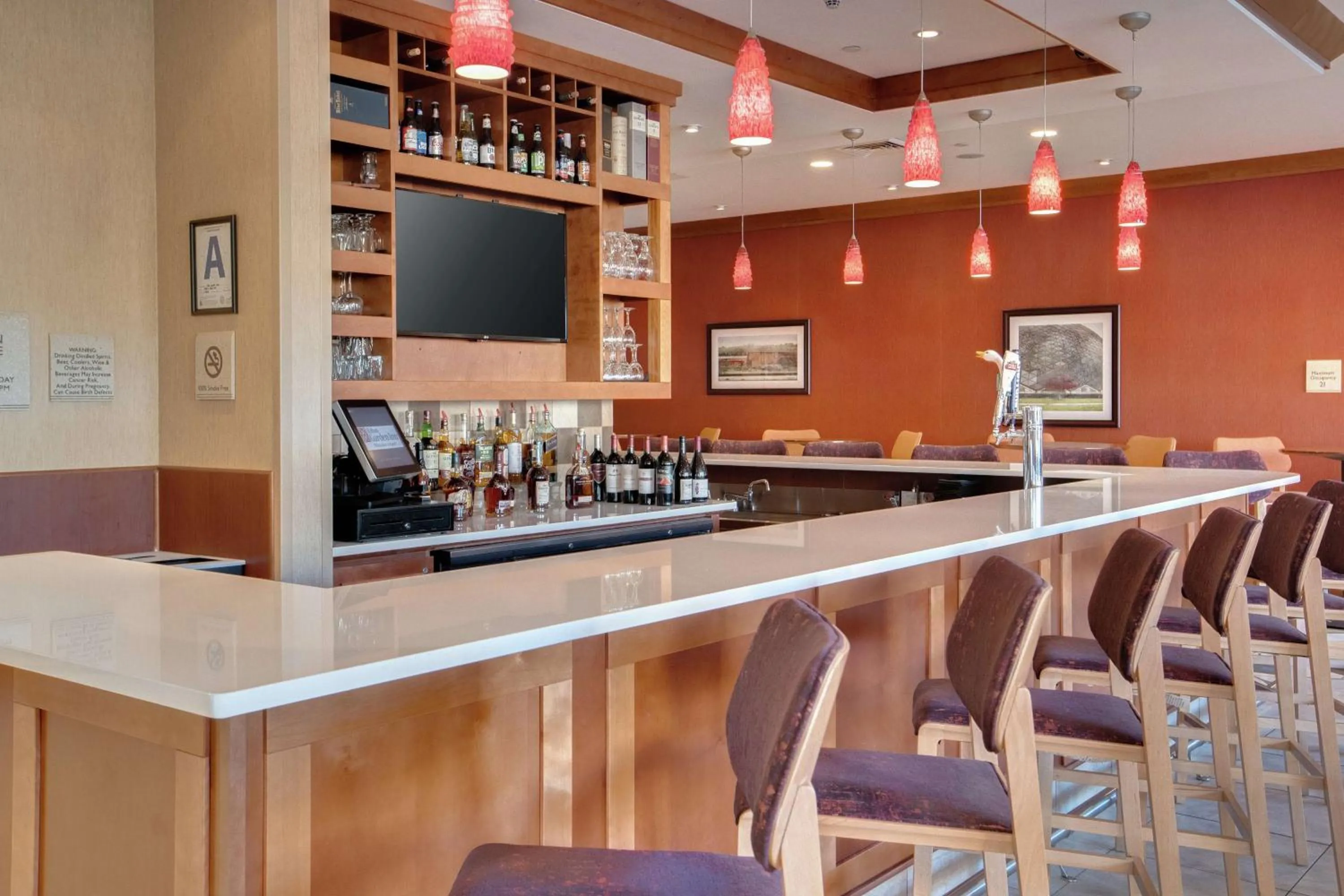 Lounge or bar in Hilton Garden Inn Milwaukee Airport