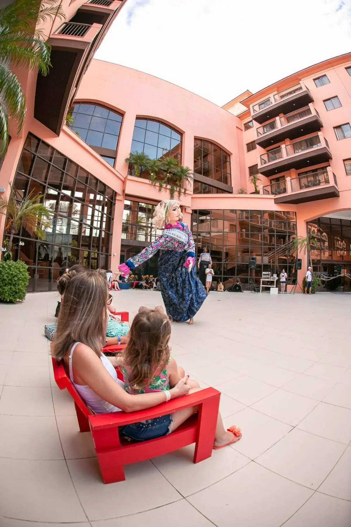 People in Hotel Jurerê Beach Village - OFICIAL